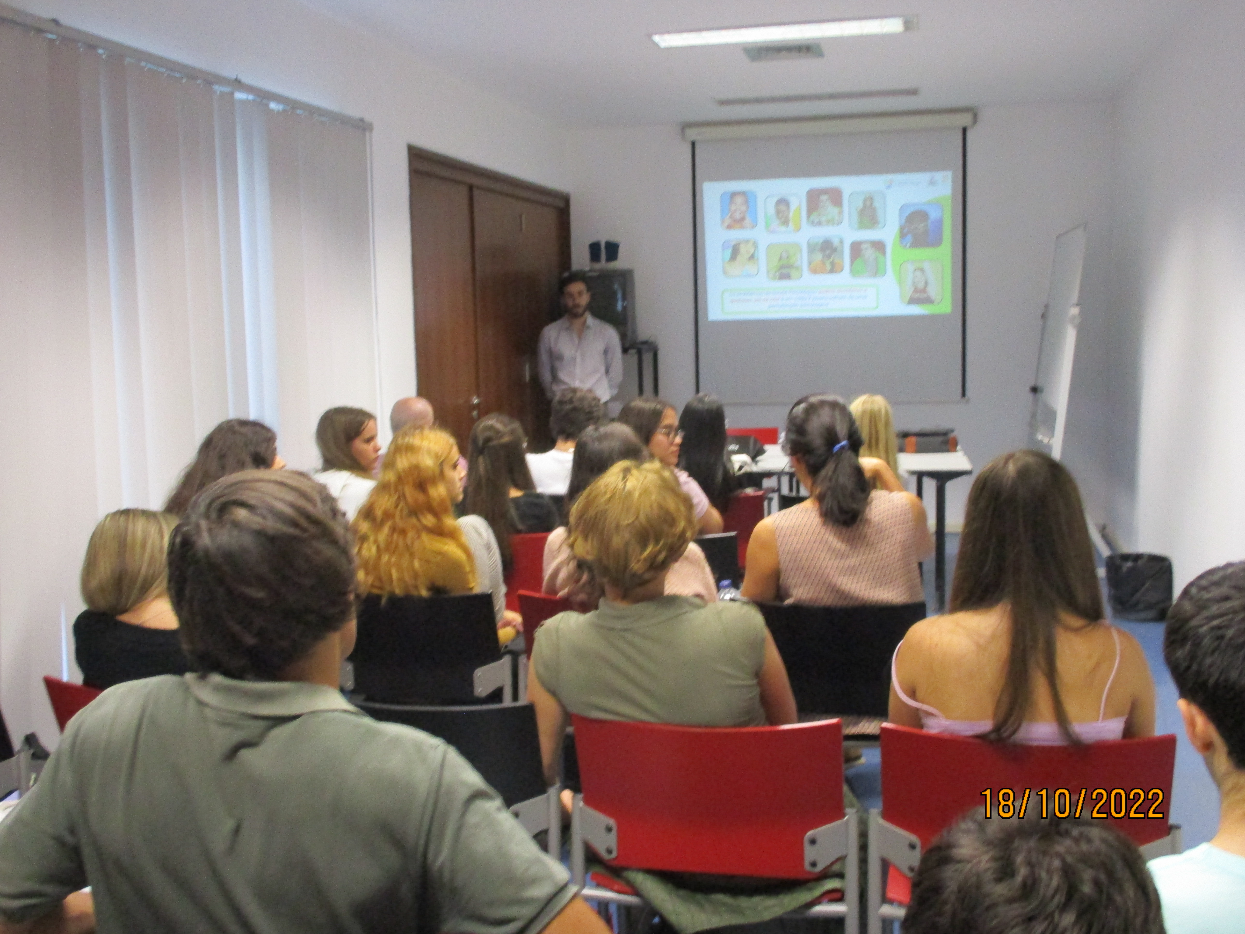 Psicólogo do Gabinete de Saúde Juvenil de Évora, Miguel Acácio, e os participantes da Escola Secundária Severim de Faria de Évora, na ação.