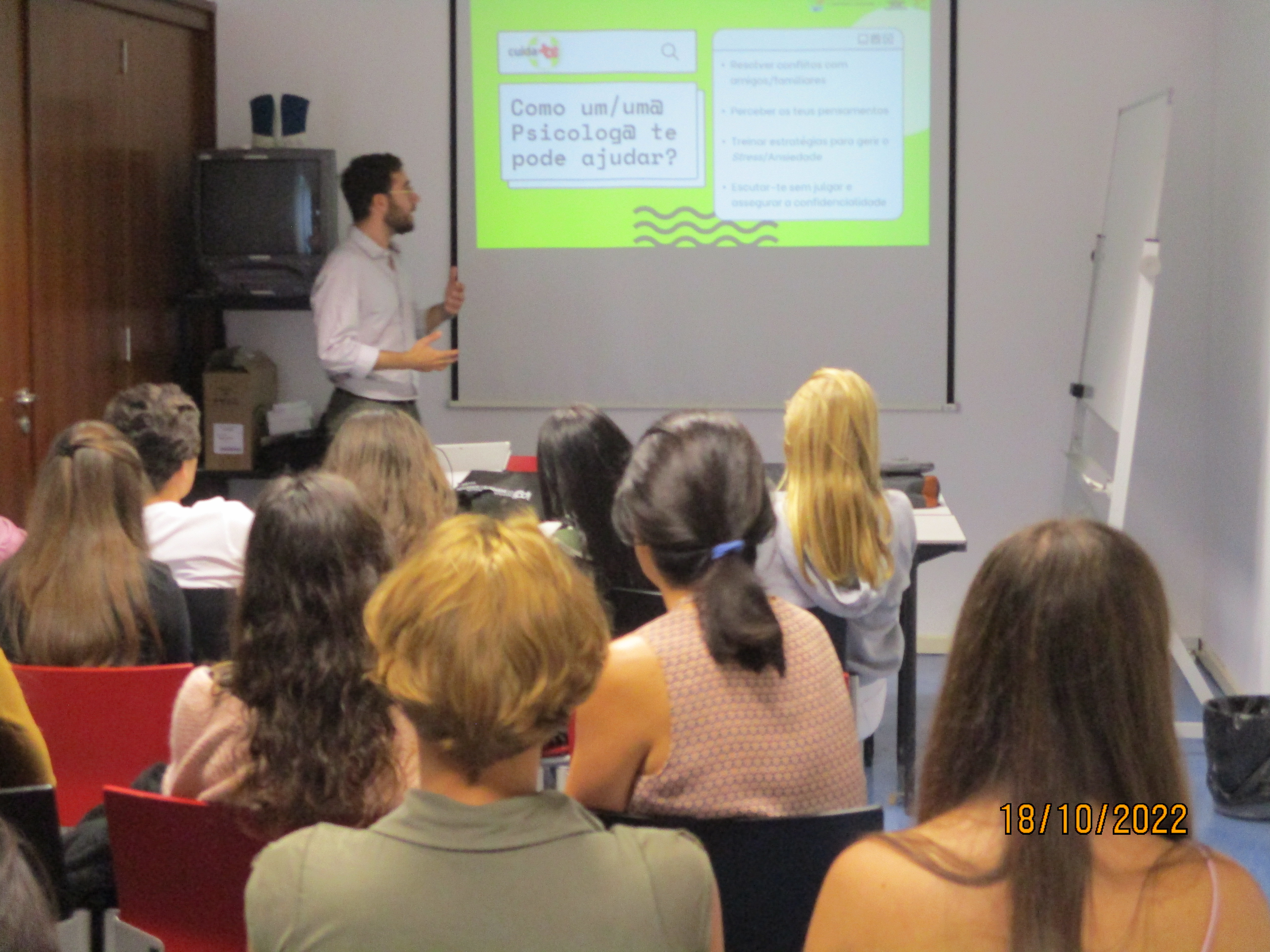 Psicólogo do Gabinete de Saúde Juvenil de Évora, Miguel Acácio, e os participantes da Escola Secundária Severim de Faria de Évora, na ação.