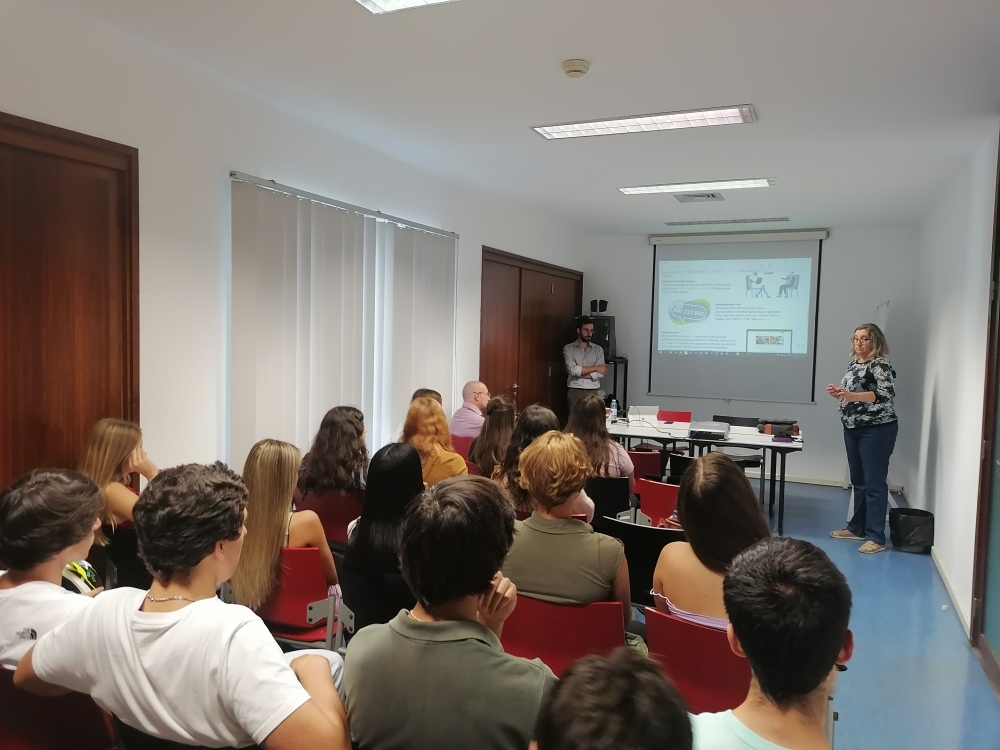Psicólogo do Gabinete de Saúde Juvenil de Évora, Miguel Acácio, Técnica do IPDJ de Évora, Anabela Santos, participantes da Escola Secundária Severim de Faria de Évora, na ação.