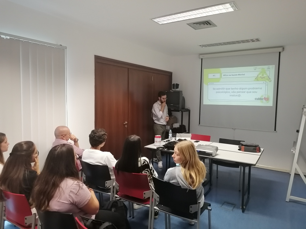 Psicólogo do Gabinete de Saúde Juvenil de Évora, Miguel Acácio, Técnica do IPDJ de Évora, Anabela Santos, participantes da Escola Secundária Severim de Faria de Évora, na ação.