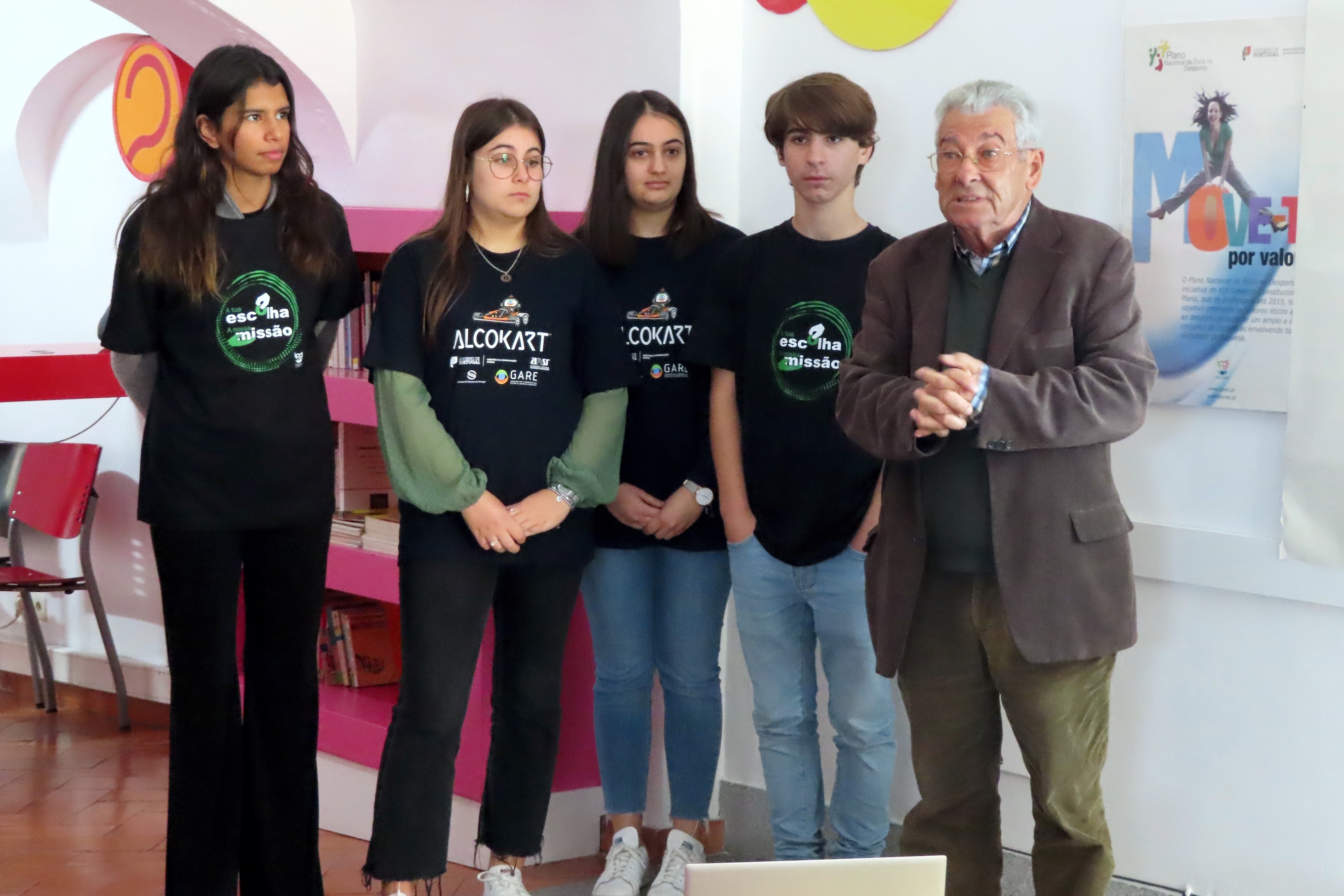 Presidente da Assembleia Geral da associação GARE, António Adérito Araújo, e os quatro voluntários interveninentes na dinamização do projeto de voluntariado, a apresentar o mesmo.