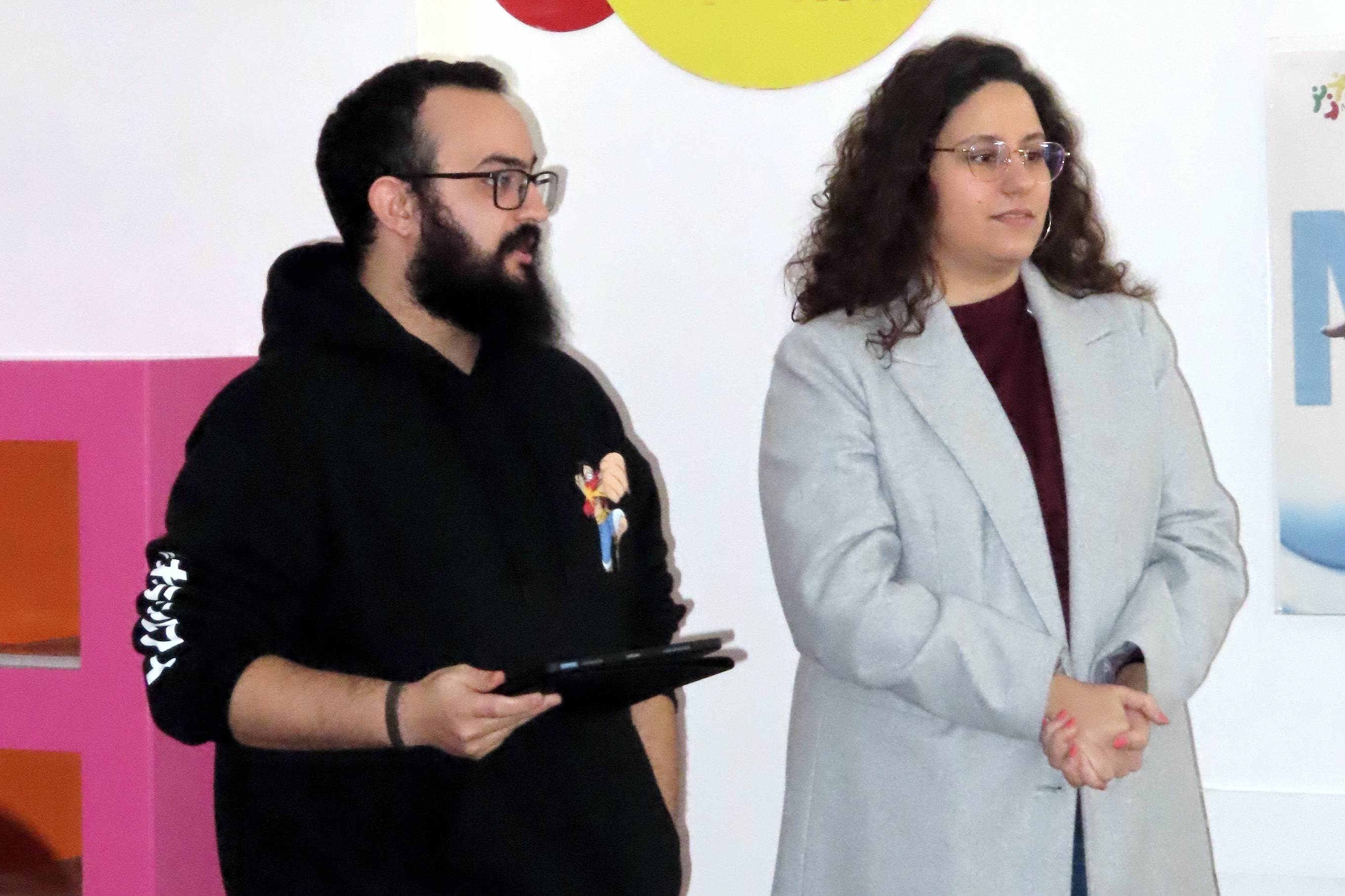 Dois voluntários do Instituto Cultural de Évora a apresentar o projeto onde participaram..