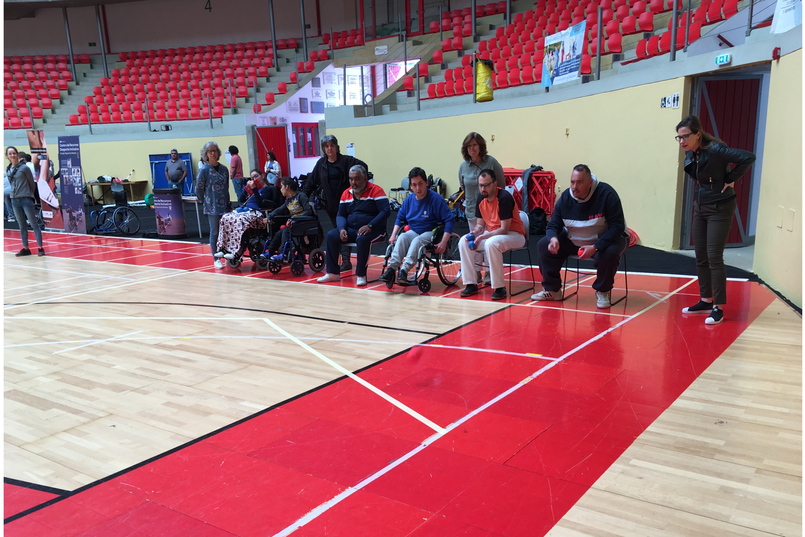 Várias pessoas com necessidades especiais, e técnicos, na Arena D'Évora, a participar na atividade de Boccia.