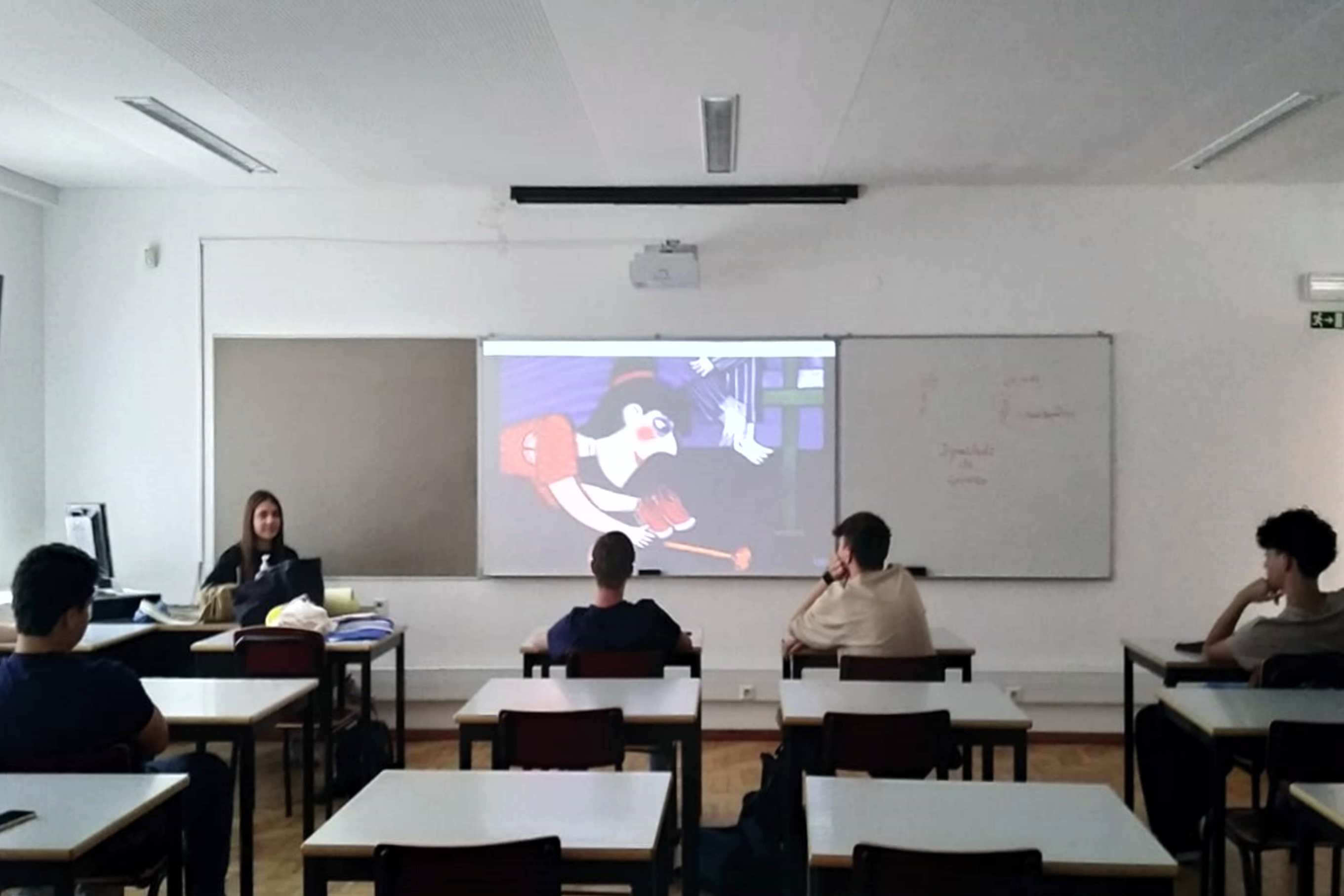 Jovens a assistirem ao vídeo sobre igualdade de género, com o apoio da jovem estagiária da Escola Secundária Severim de Faria.