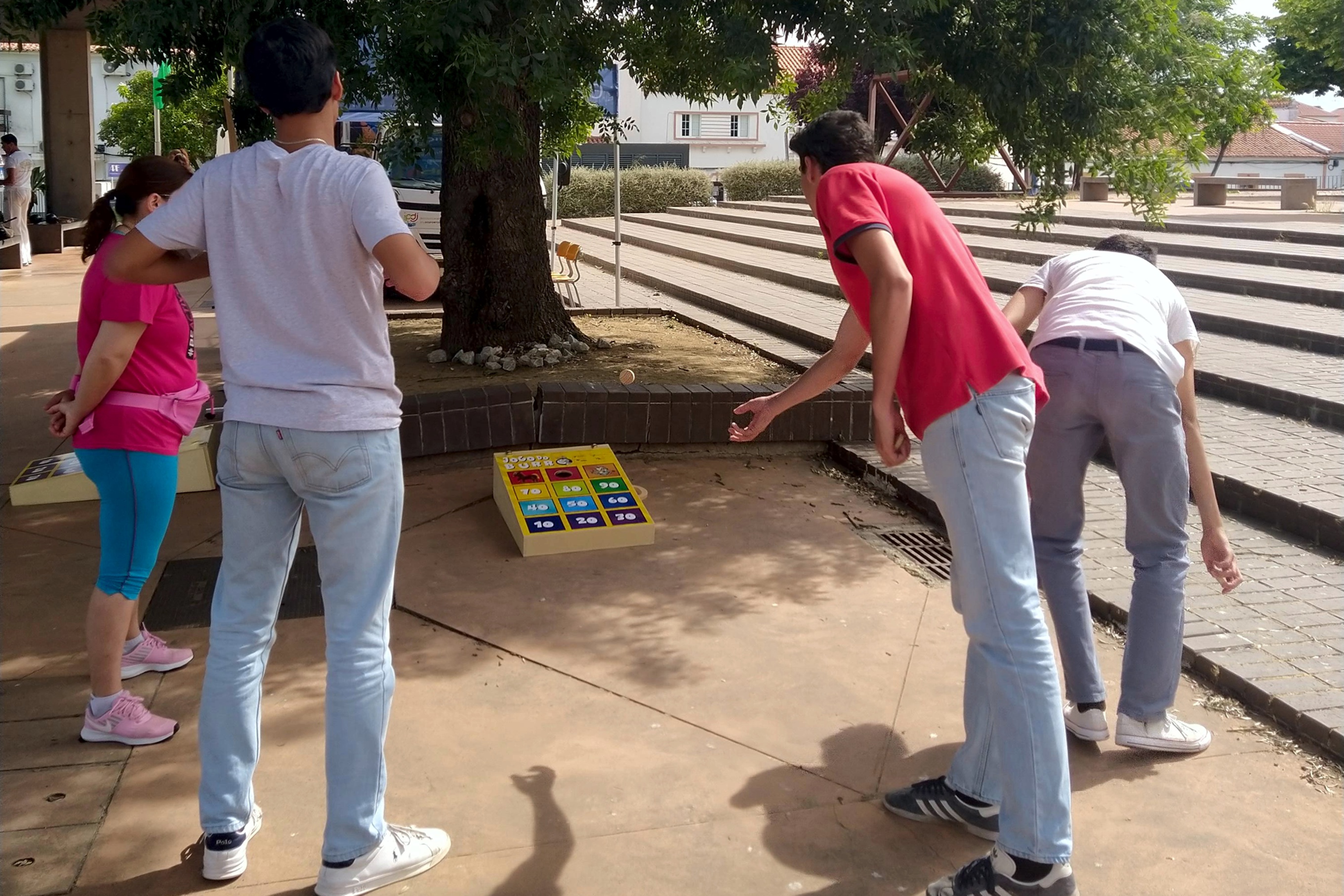 Jovens a participar no jogo do burro, dinamizado pela técnica do IPDJ.