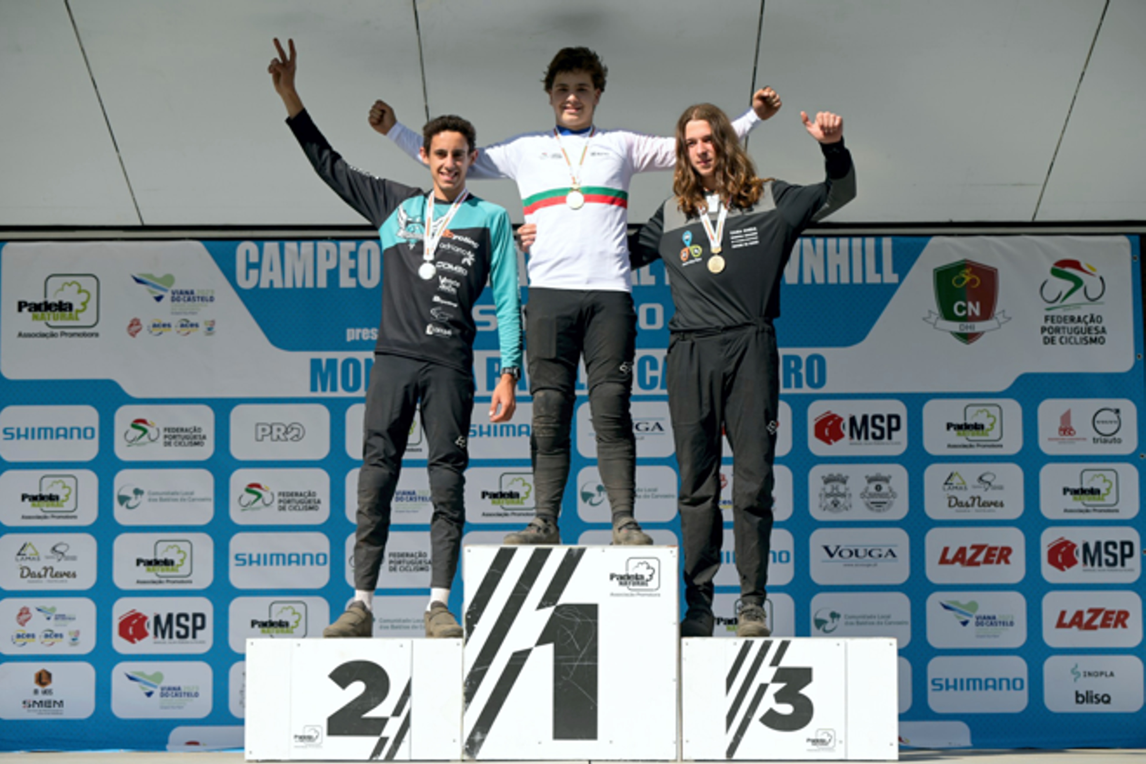 Álvaro Pestana no pódio, com Matias Camacho e Pedro Câmara, segundo e terceiro classificados.