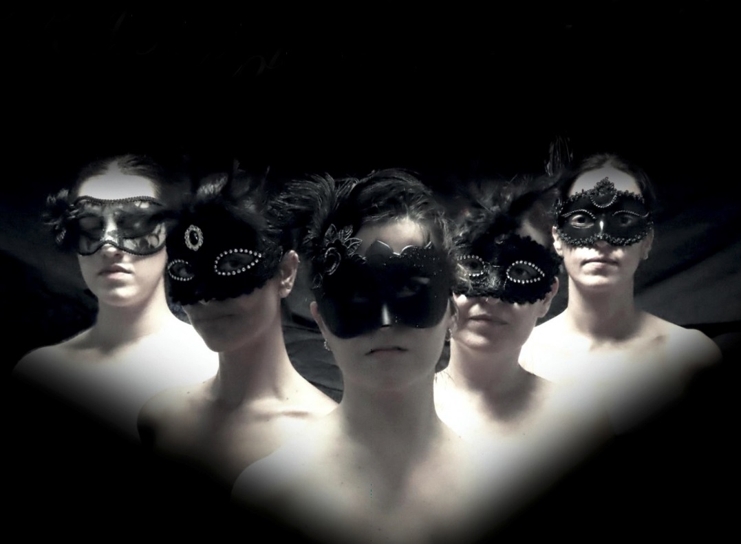 Cartaz com fundo preto com o rosto de cinco raparigas com máscaras pretas nos olhos.