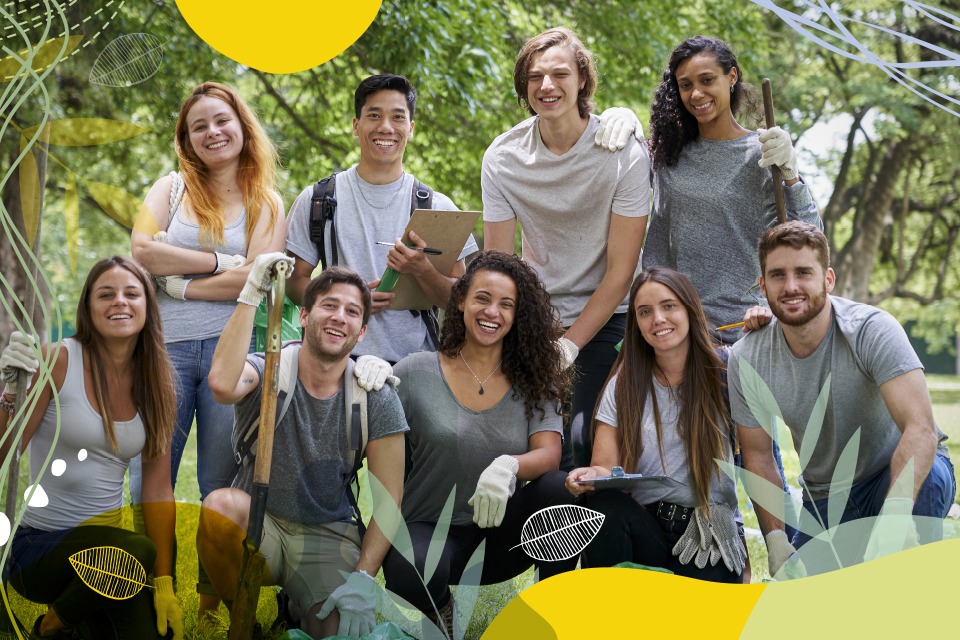 conjunto de jovens num ambiente exterior ladeados por grafismo com elementos da natureza