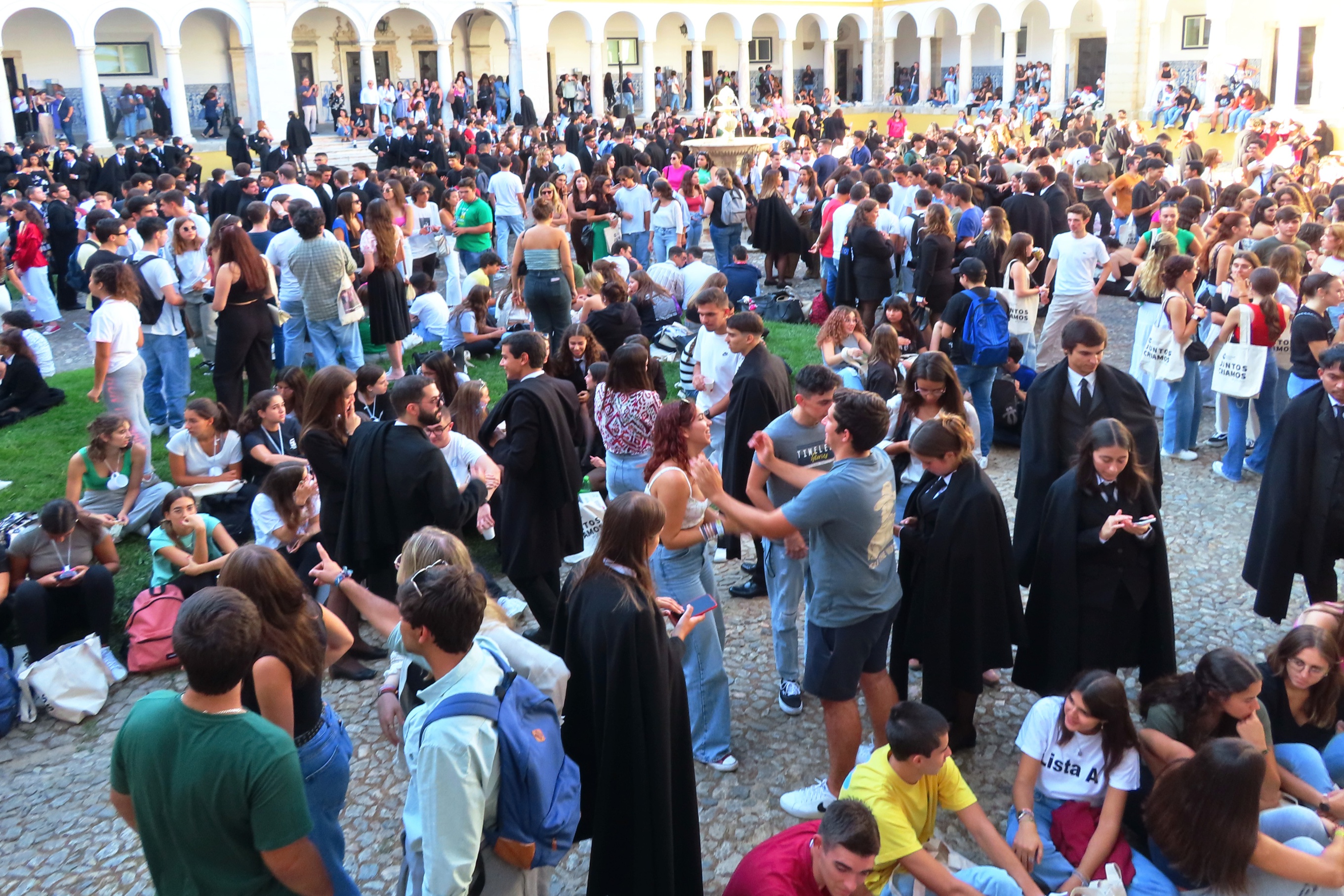 Ministra Adjunta e dos Assuntos Parlamentares, Ana Catarina Mendes e Reitora da Universidade de Évora, Hermínia Vasconcelos Vilar, na sessão.