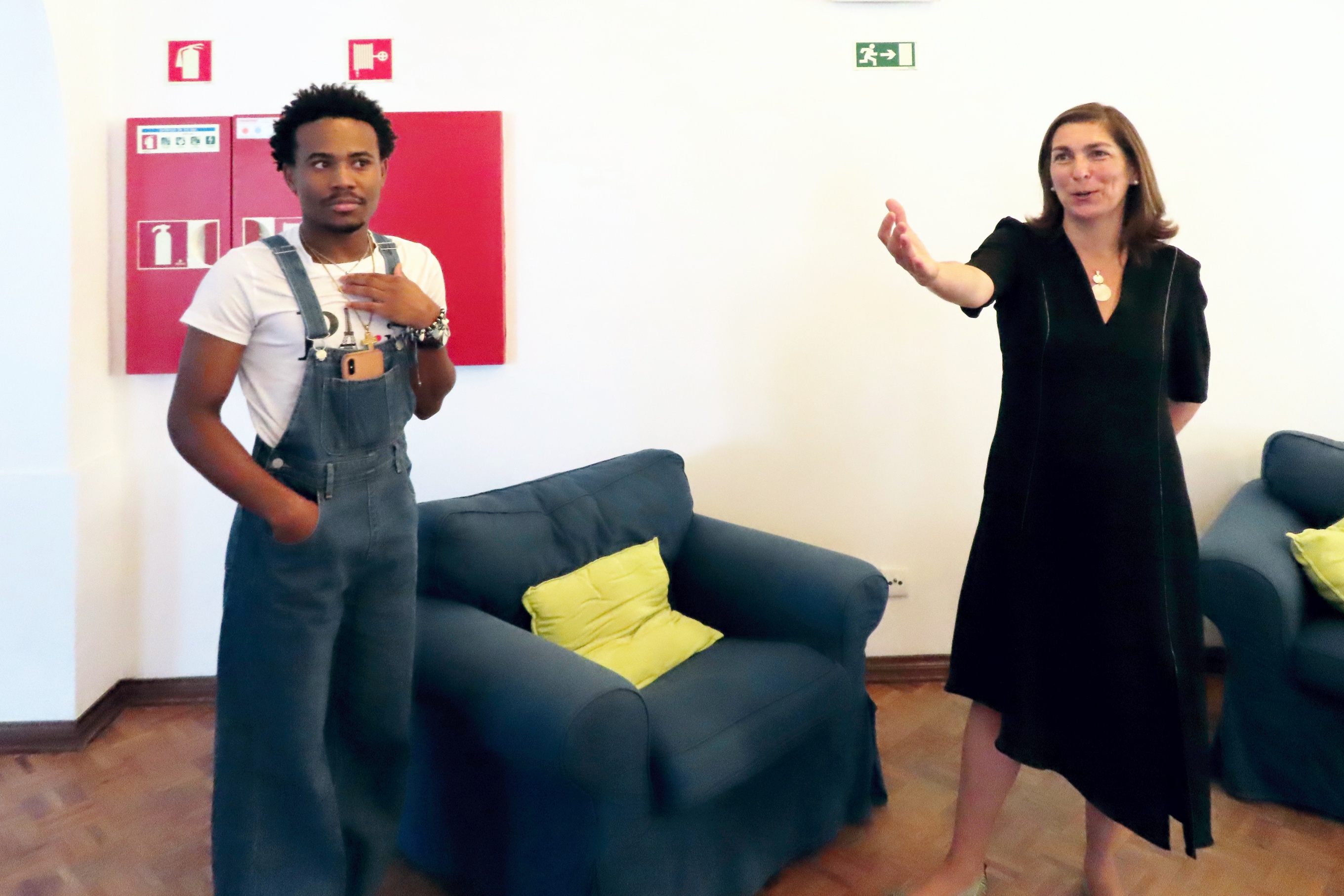 Ministra Adjunta e dos Assuntos Parlamentares, Ana Catarina Mendes, e um jovem estudante, na Pousada de Juventude de Évora.