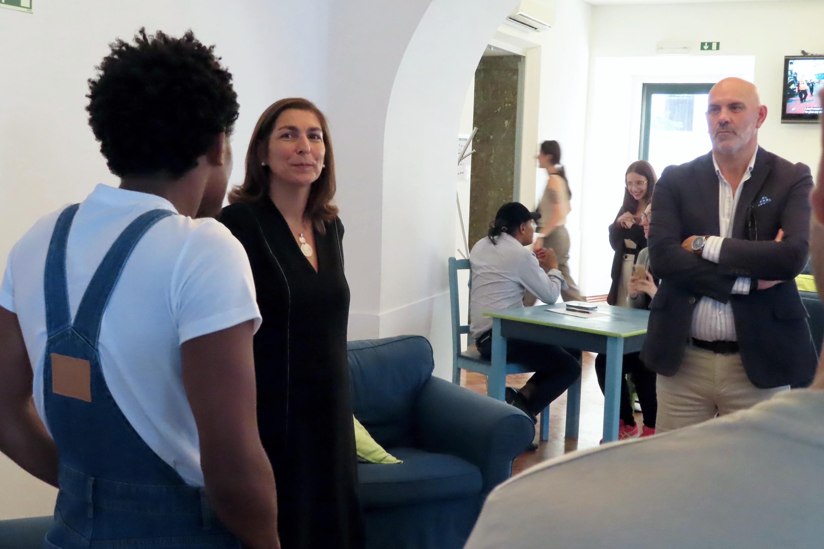 Vários jovens residentes da Pousada de Juventude de Évora, Ministra Adjunta e dos Assuntos Parlamentares, Ana Catarina Mendes, Diretor Regional do Alentejo do IPDJ, Miguel Rasquinho, à conversa com um jovem estudante, na Pousada de Juventude de Évora.