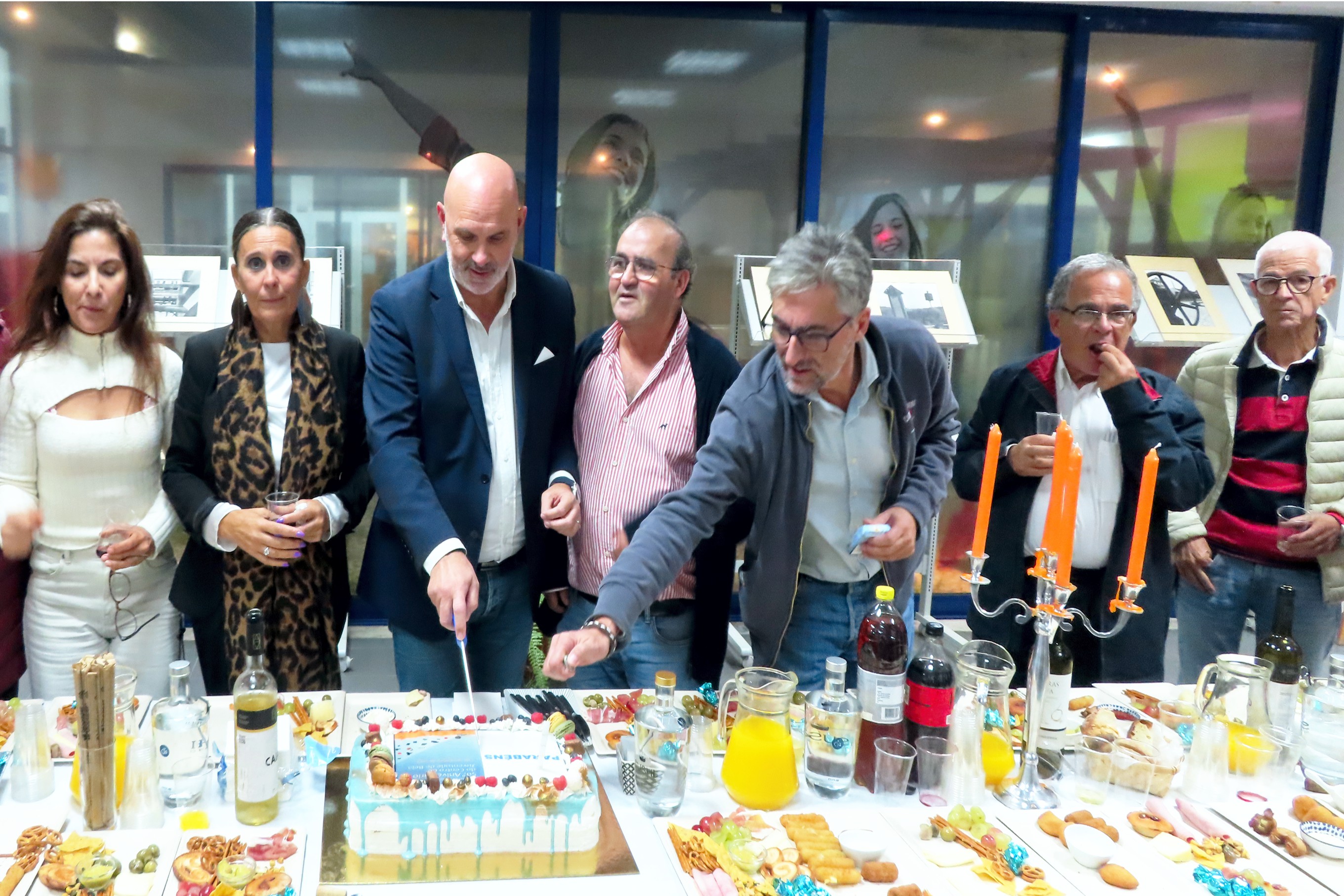 Corte do bolo de aniversário com o Diretor Regional Miguel Rasquinho e vários funcionários do IPDJ.