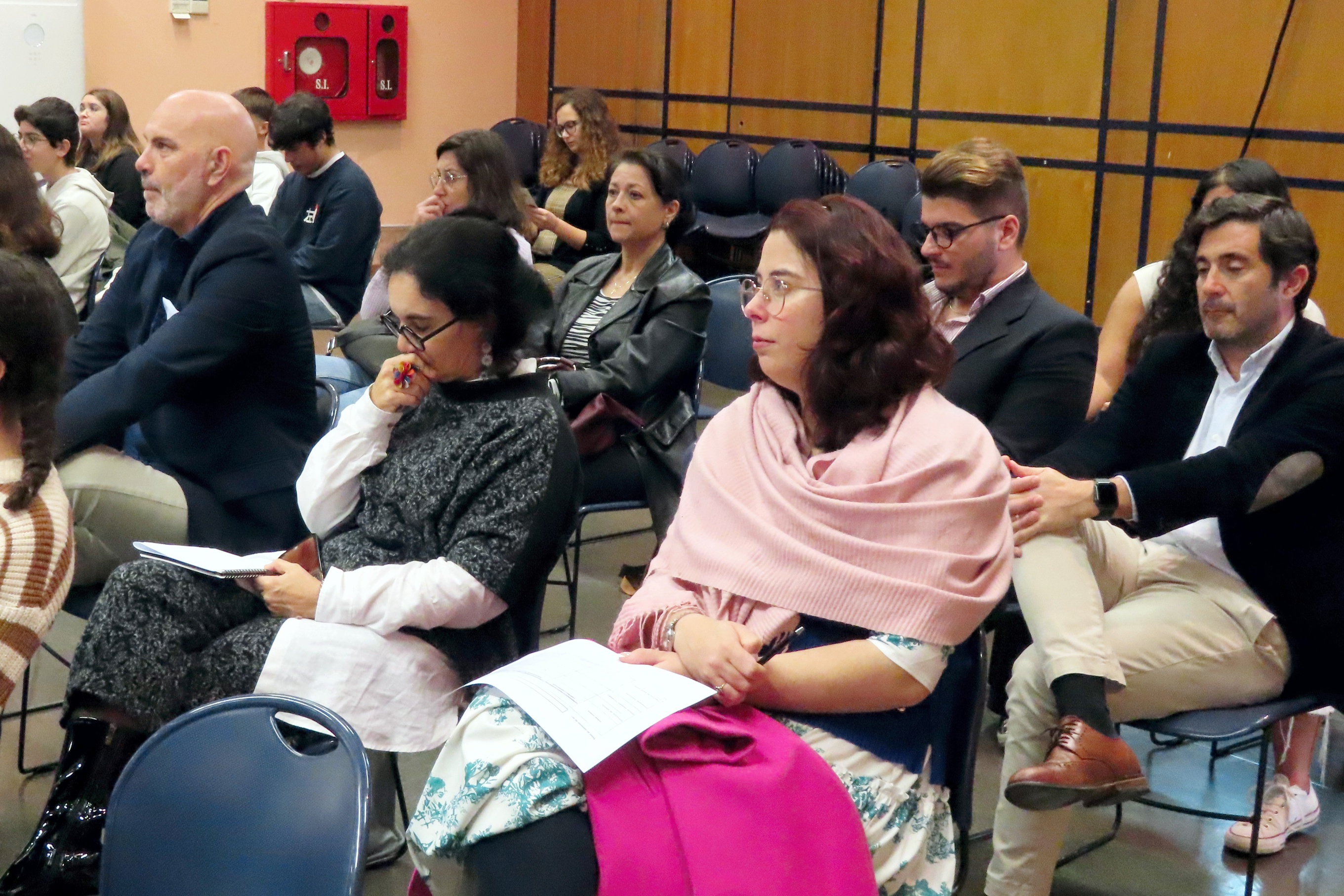 Plateia com vista o juri do concurso, Dr. Miguel Rasquinho à esquerda, Eng. Carmen Carvalheira ao meio e Dra. Sandra Abelha à direita.