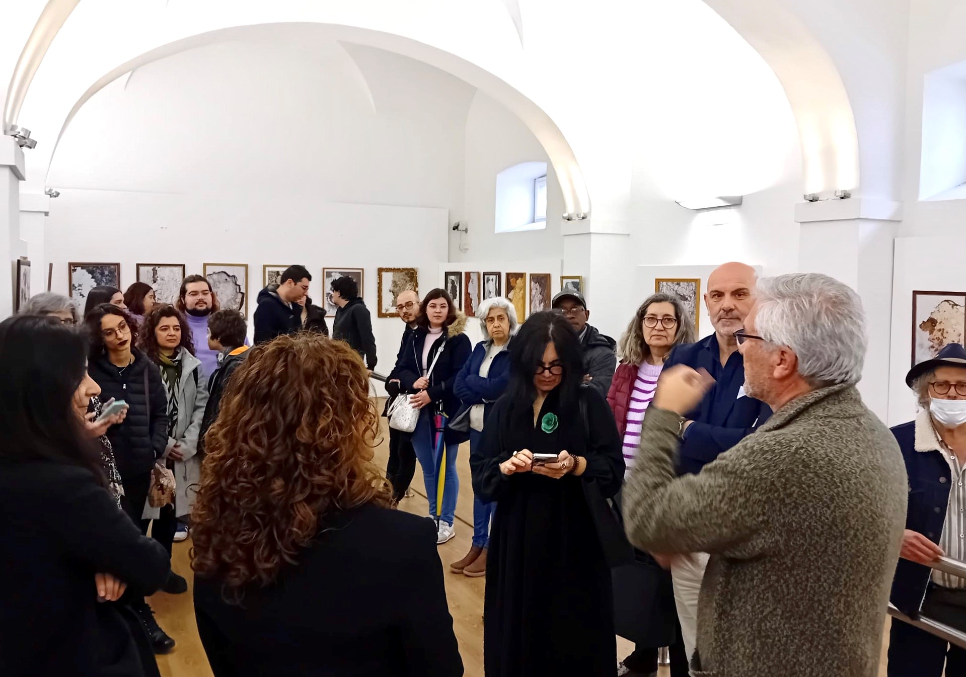 Técnico do IPDJ de Portalegre e autor da exposição, Raul Ladeira, a explicar aos presentes na inauguração da exposição o teor da mesma.