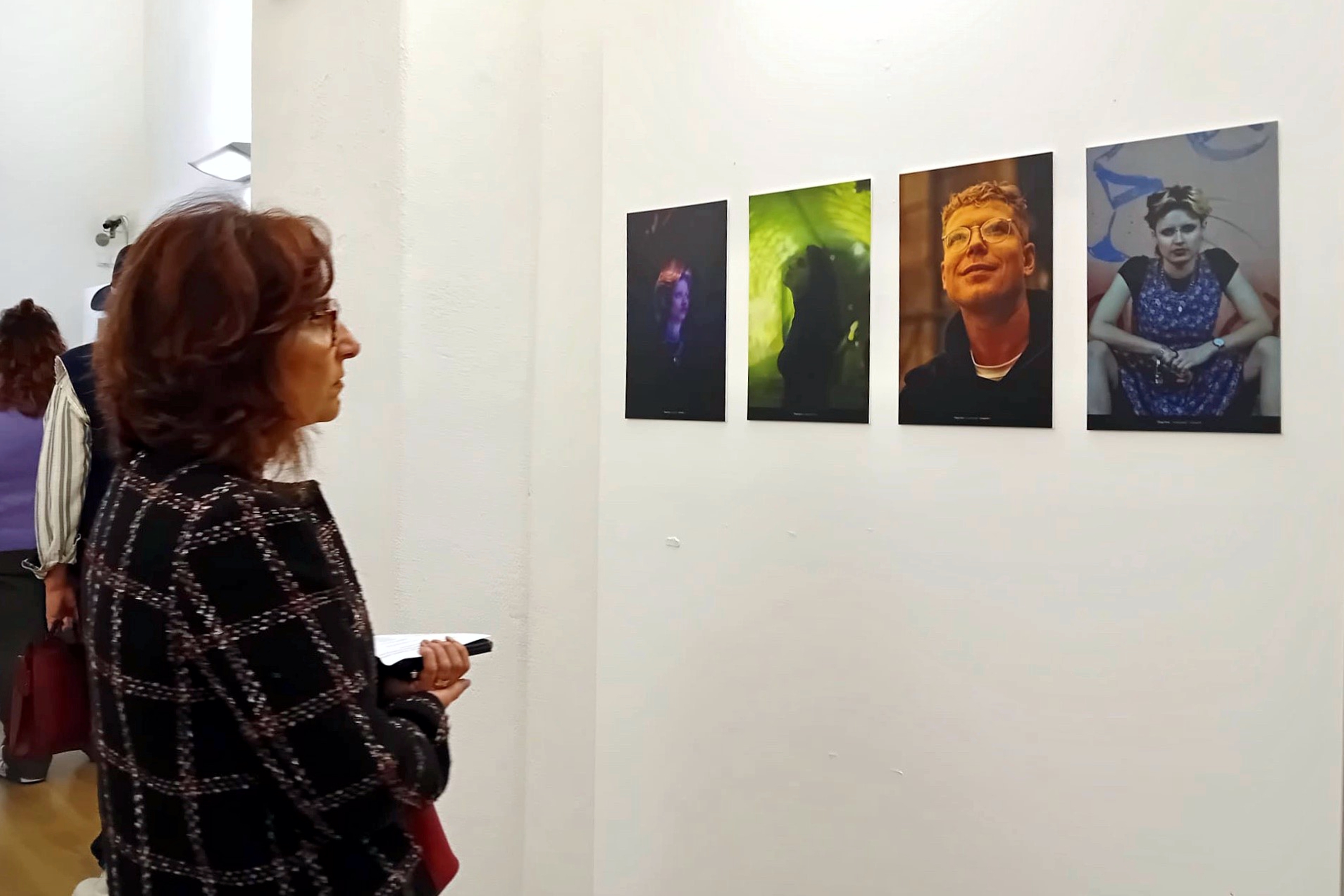 Representante da DGEsTE, Ana Martins, a ver atentamente as imagens da exposição.
