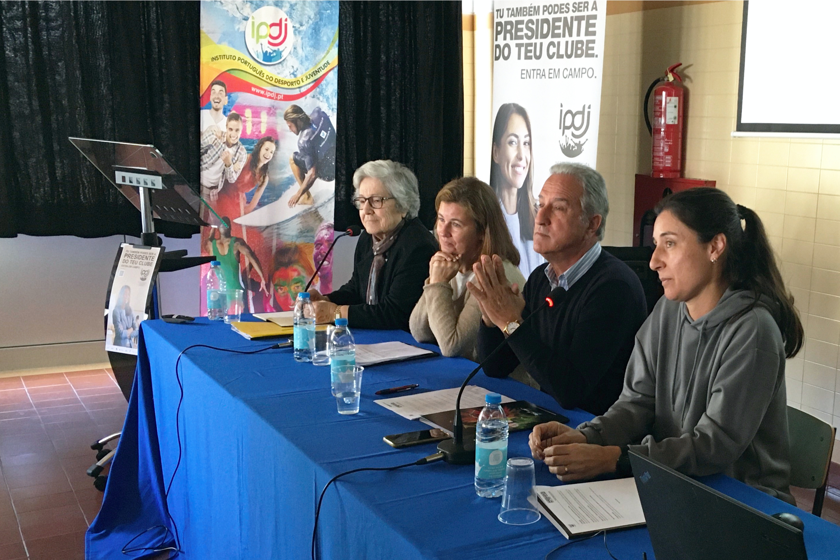 Painel subordinado ao tema «Liderança e Dirigismo Desportivo no feminino», moderado por Luís Perdigão, diretor do Curso Técnico Profissional de Desporto da Escola Secundária de Vendas Novas e as oradoras Cristina Reis, ex-dirigente do Clube de Ténis de Montemor-o-Novo, Patrícia Sá, dirigente da Associação de Jovens da Landeira e Raquel Varela, professora de Educação Física.