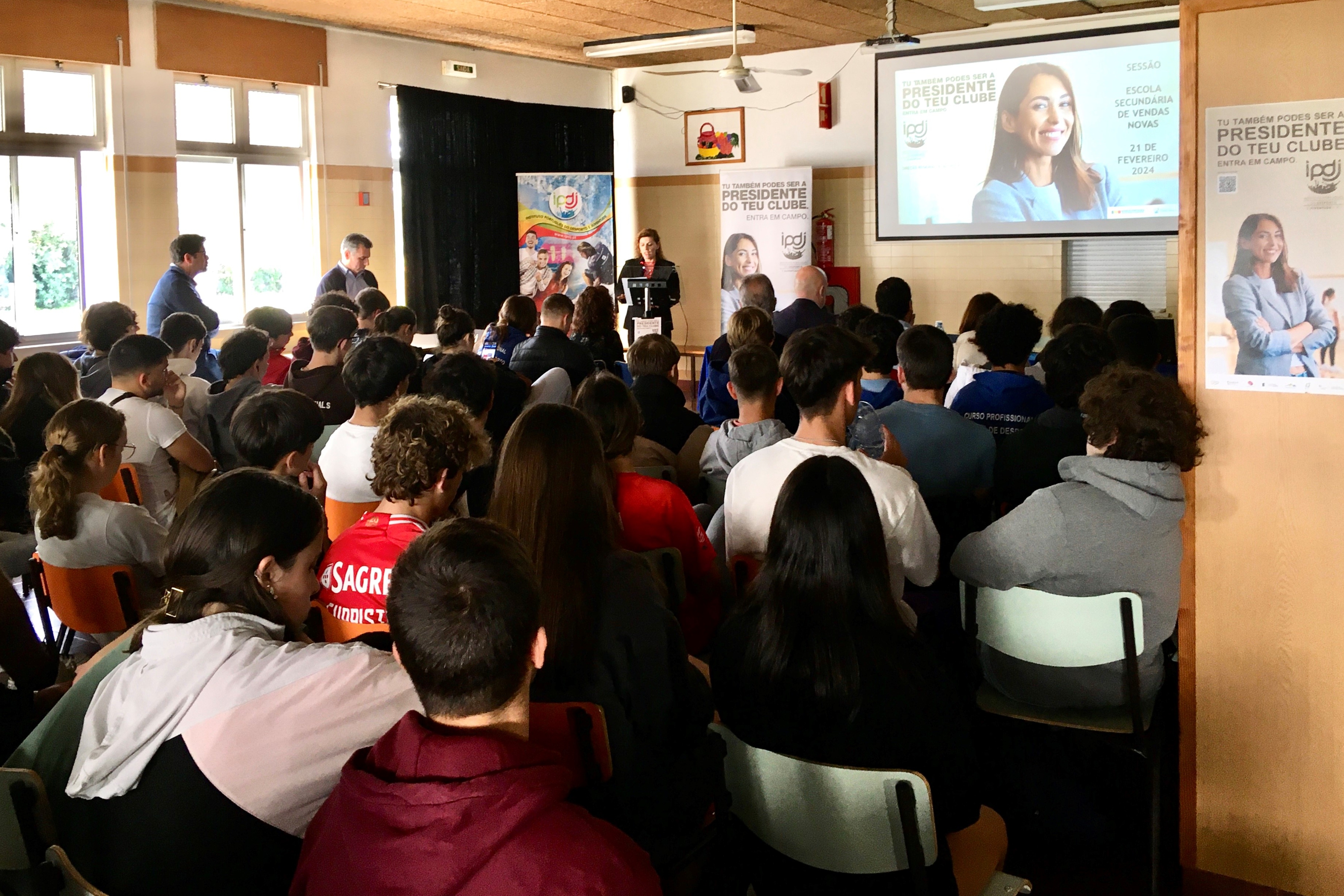 Técnica do IPDJ, Andreia Peixe, a apresentar a campanha, aos participantes.