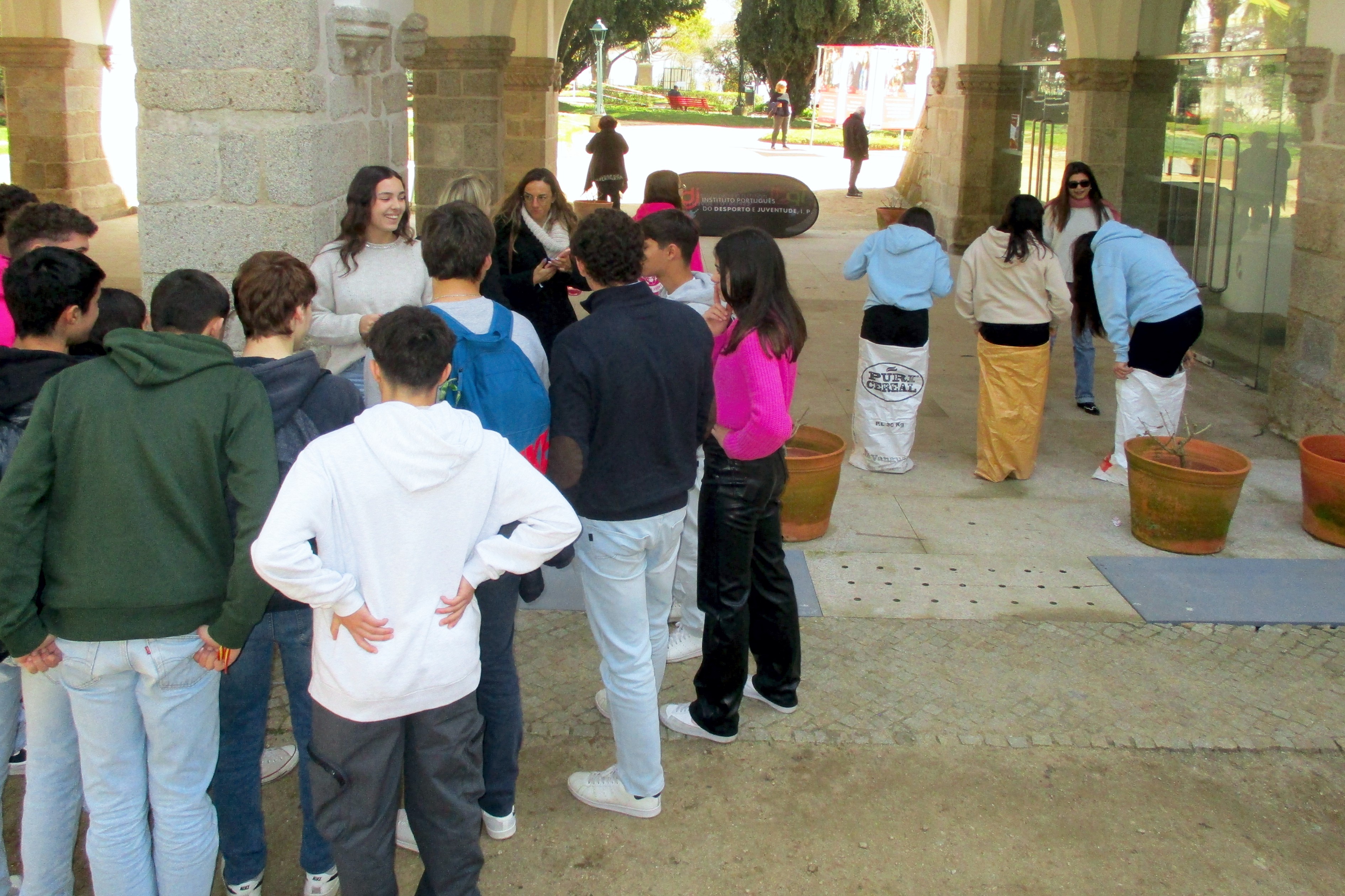 Grupo de jovens da Escola Secundária André de Gouveia, e a professora Fátima Buchas, a participarem no jogo IPDJ e na atividade de alimentação saudável e atividade física, no Jardim Público de Évora, junto ao Palácio de D. Manuel, dinamizadas pelas técnicas do IPDJ de Évora, Andreia Peixe e Gabriela Segurado, com o apoio das estagiárias, Mariana e Ana Rita.    
