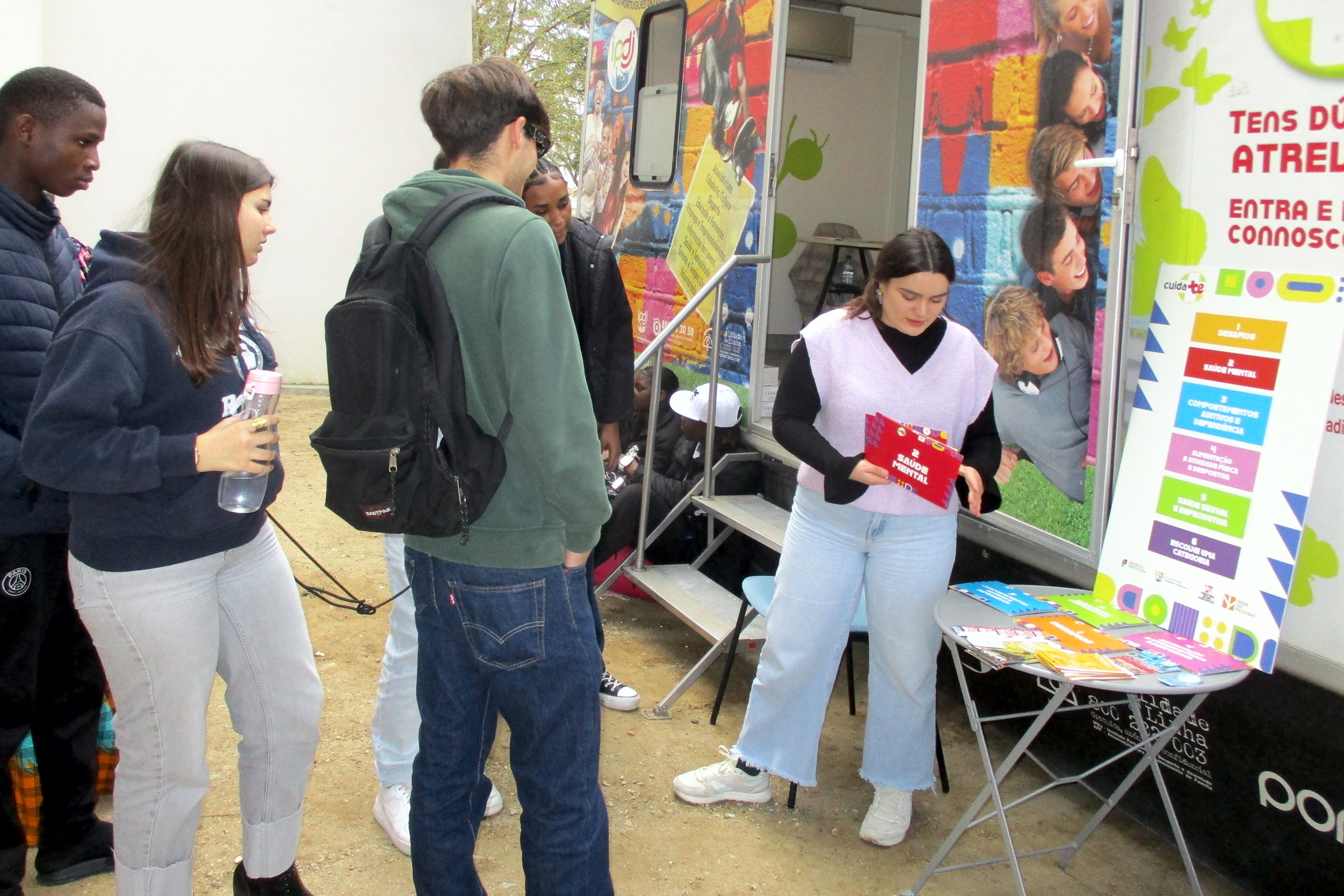 Grupo de jovens da EPRAL junto à Unidade Móvel Cuida-te+, a participarem no jogo Cuida-te+, dinamizado pela psicóloga do Gabinete de Saúde Juvenil de Évora, Alexandra Pereira.