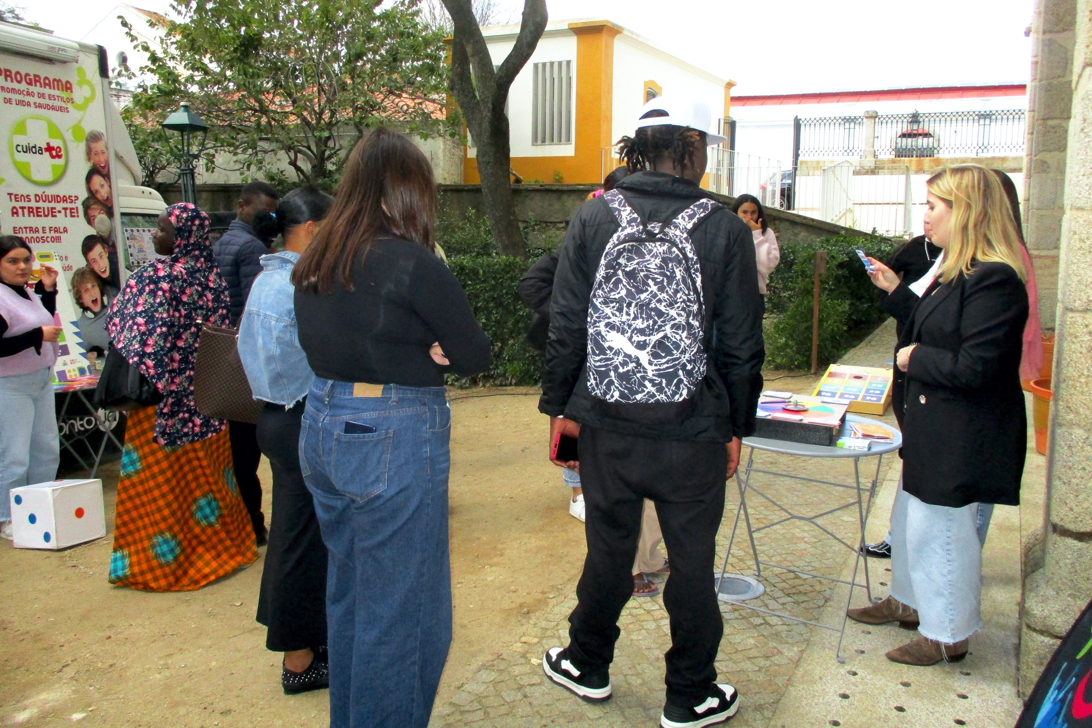 Jovens da EPRAL a participarem no jogo Cuida-te+, dinamizado pela psicóloga do Gabinete de Saúde Juvenil de Évora, Alexandra Pereira e no jogo sobre os programas IPDJ, dinamizado pela estagiária IPDJ, Carolina Barradas. Esta atividade decorreu no Jardim Público de Évora, junto ao Palácio de D. Manuel.