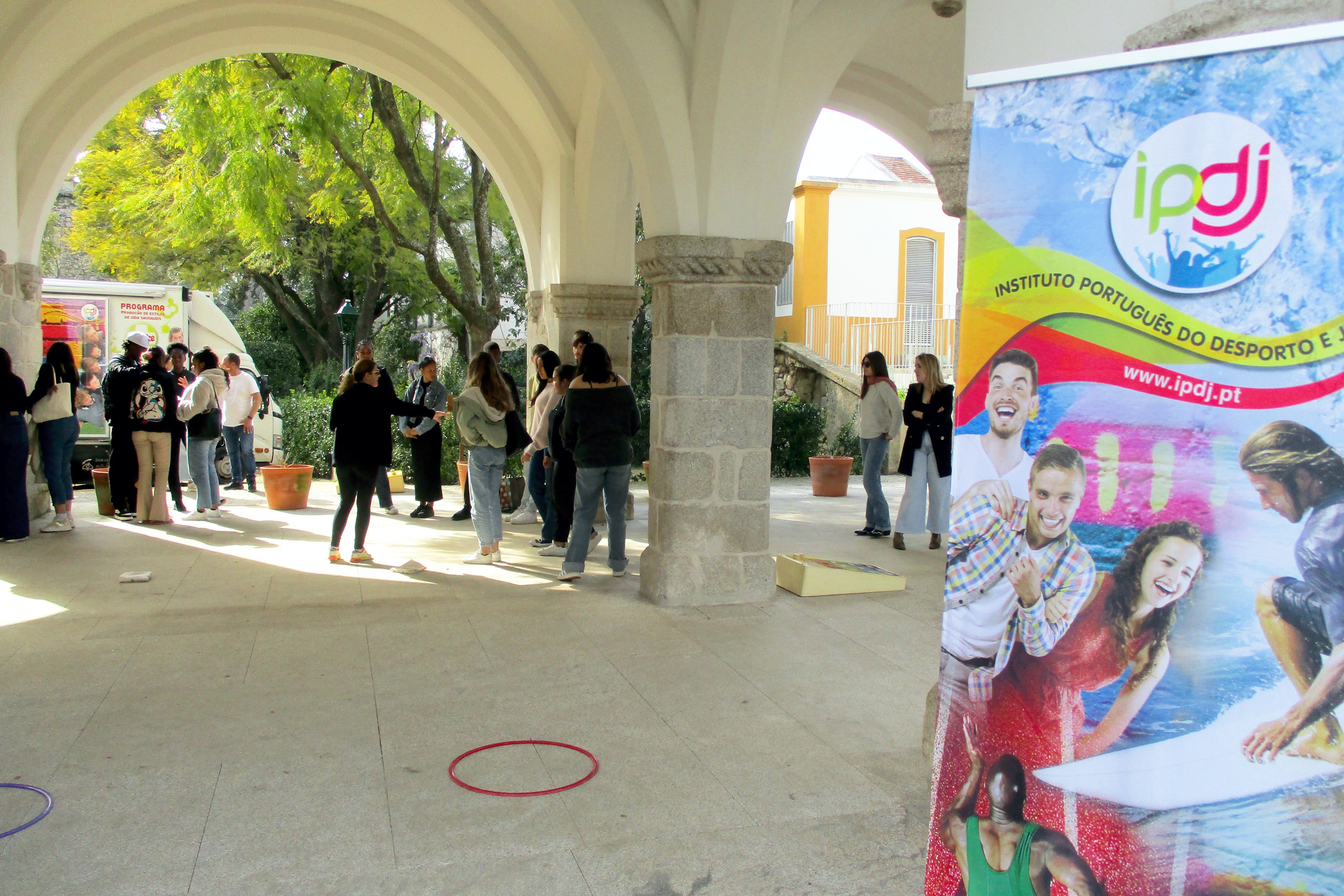 Vários grupos de jovens da EPRAL a participarem nas diversas atividades, que decorreram no Jardim Público de Évora, junto ao Palácio de D. Manuel.