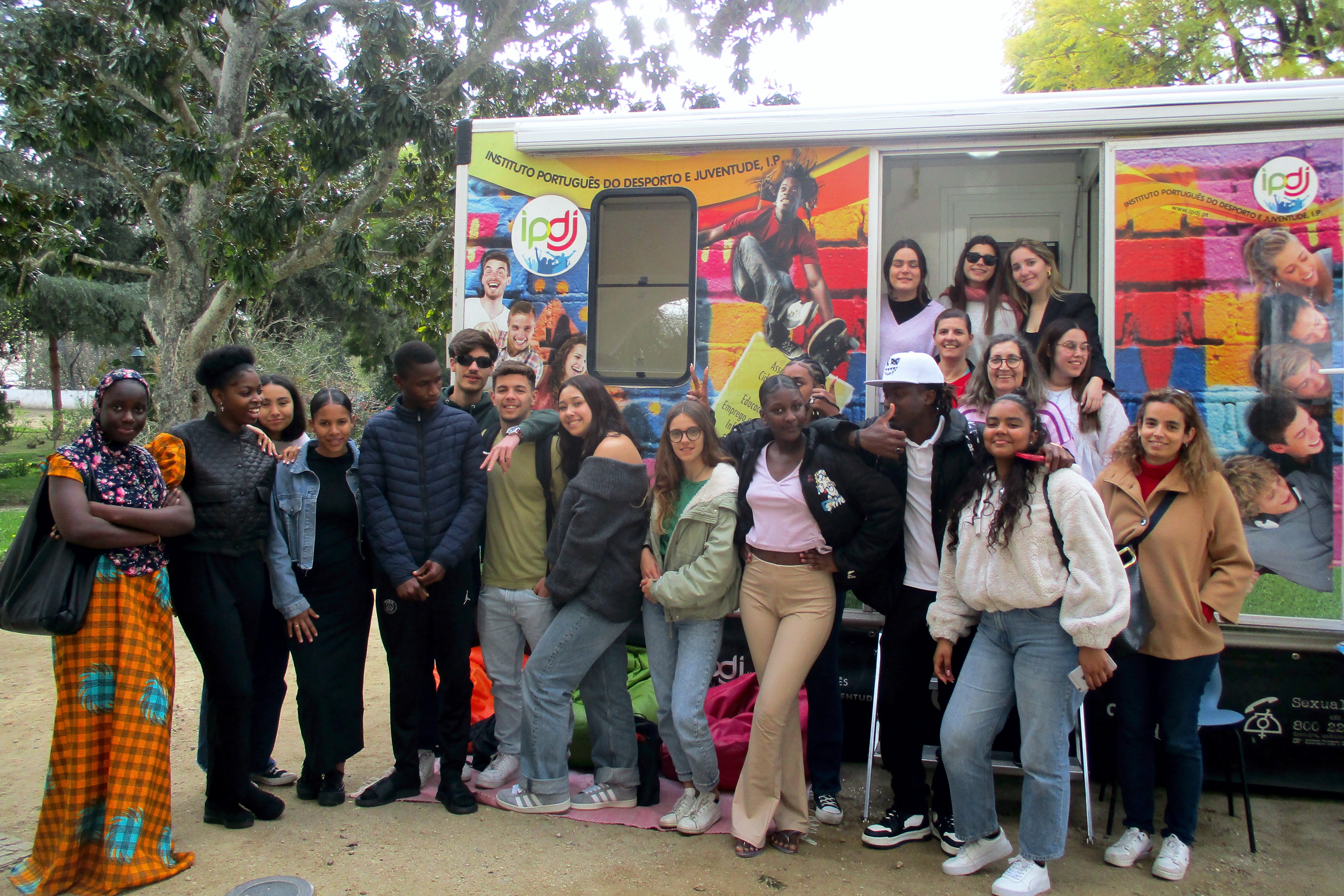 Grupo de jovens da EPRAL e a professora Cláudia Candeias, que participaram nas atividades, junto à Unidade Móvel Cuida-te+, e as/os técnicas/os IPDJ, Anabela Santos, Andreia Peixe, Alexandra Pereira, e as estagiárias Carolina Barradas, Ana Rita e Andreia Santos.