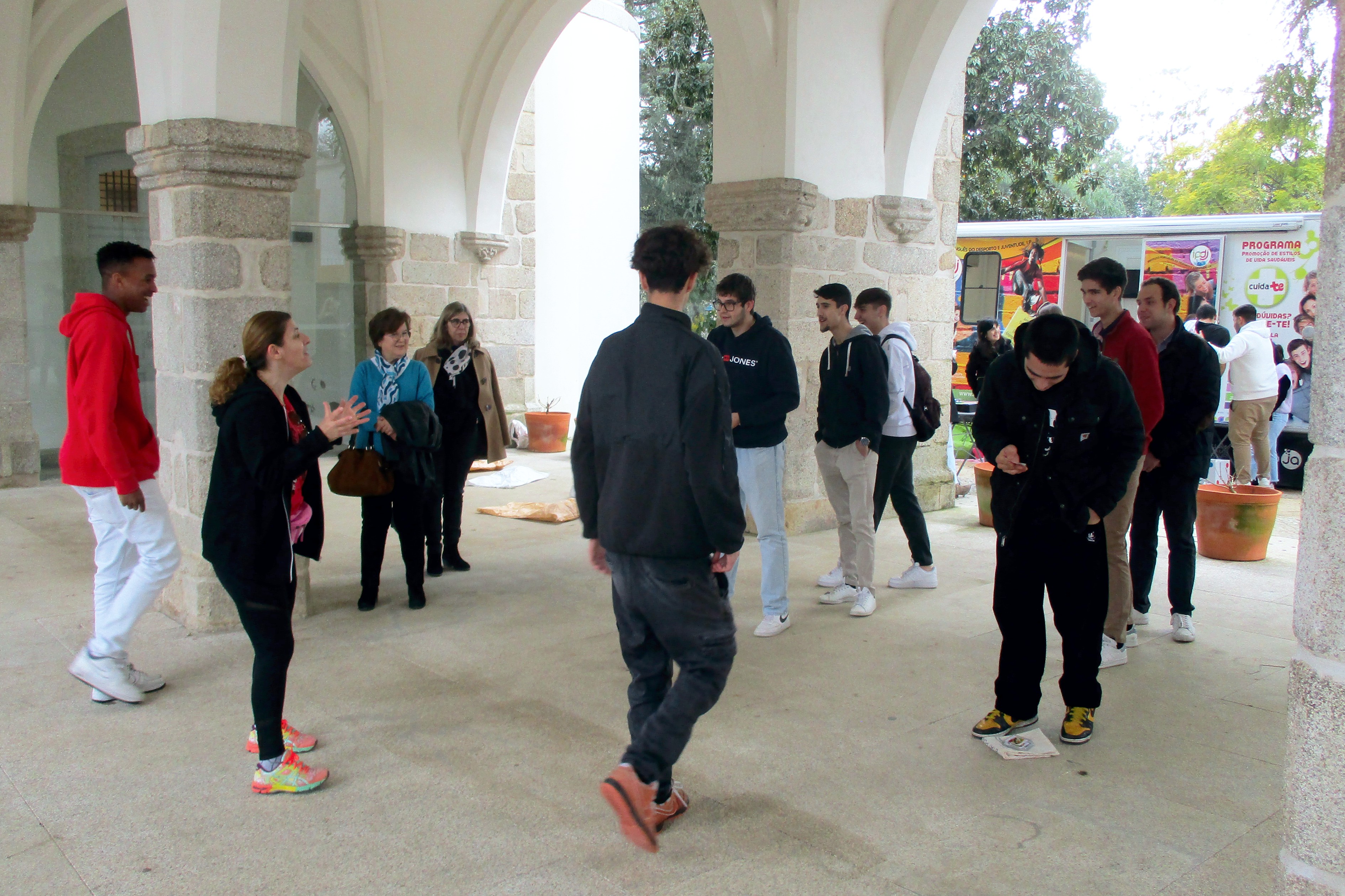 Grupo de jovens da EPRAL a participar na atividade sobre alimentação e atividade física que decorreu no Jardim Público de Évora, junto ao Palácio de D. Manuel.