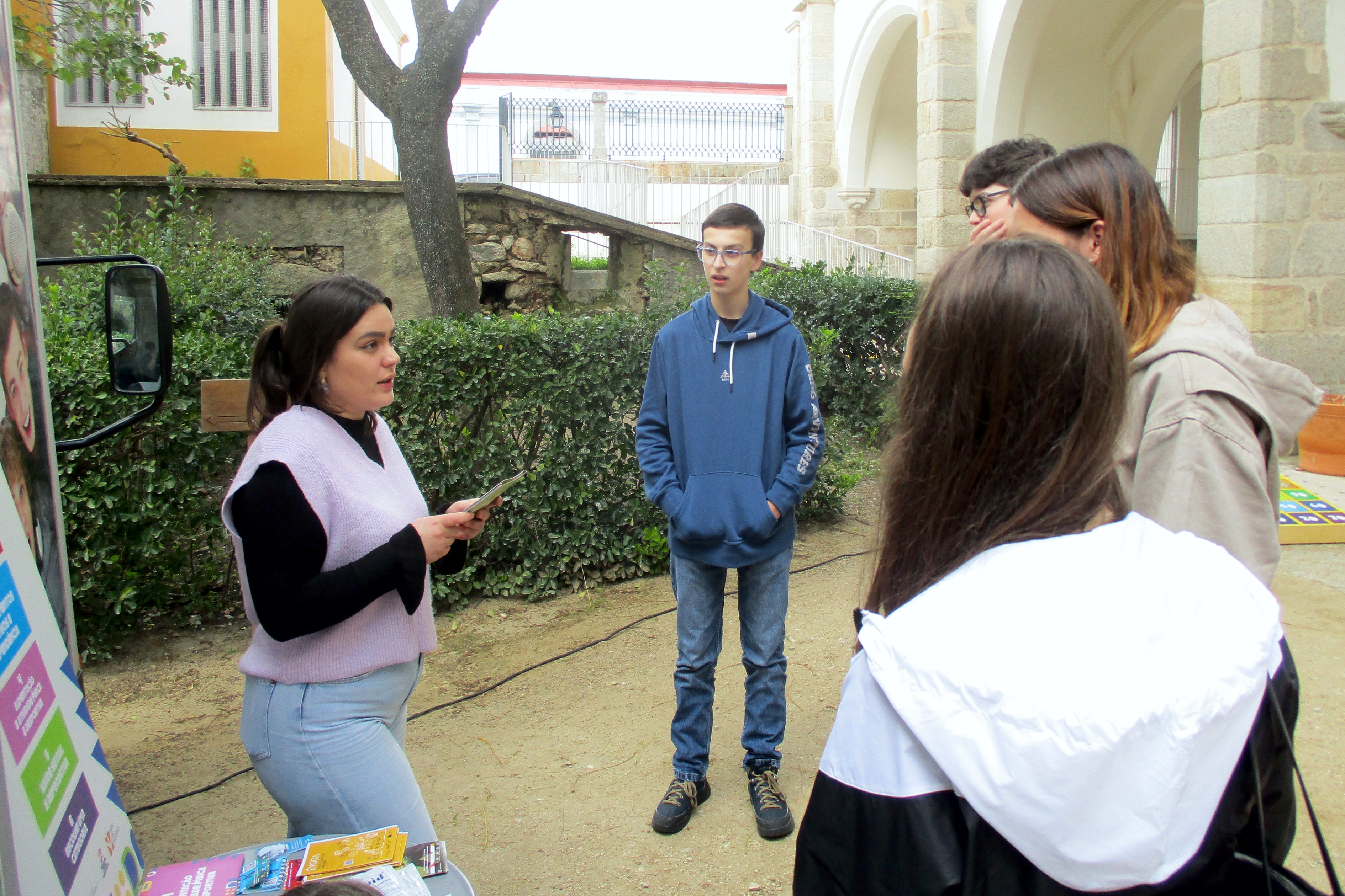 Grupo de jovens da EPRAL junto à Unidade Móvel a participar no jogo Cuida-te+, dinamizado pela psicóloga do Gabinete de Saúde Juvenil de Évora, Alexandra Pereira.
