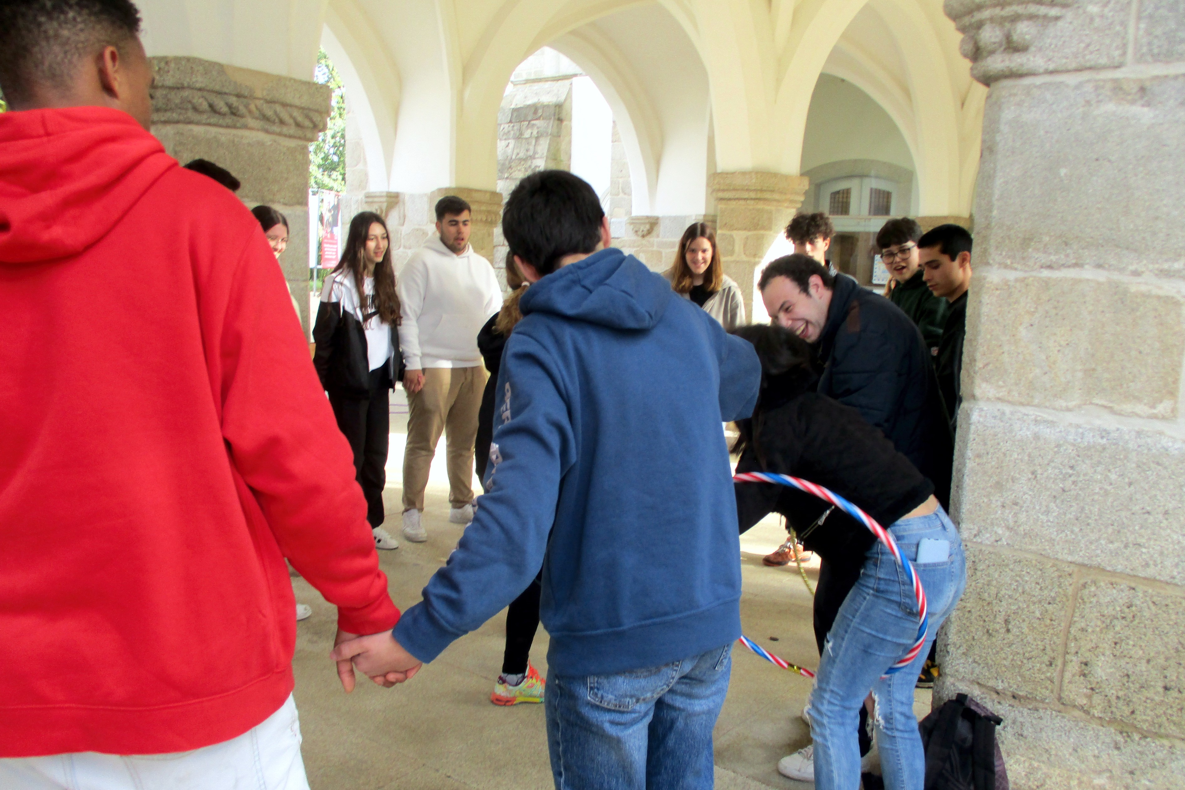 Grupo de jovens da EPRAL e da Escola Secundária André de Gouveia a participar na atividade sobre alimentação e atividade física que decorreu no Jardim Público de Évora, junto ao Palácio de D. Manuel.