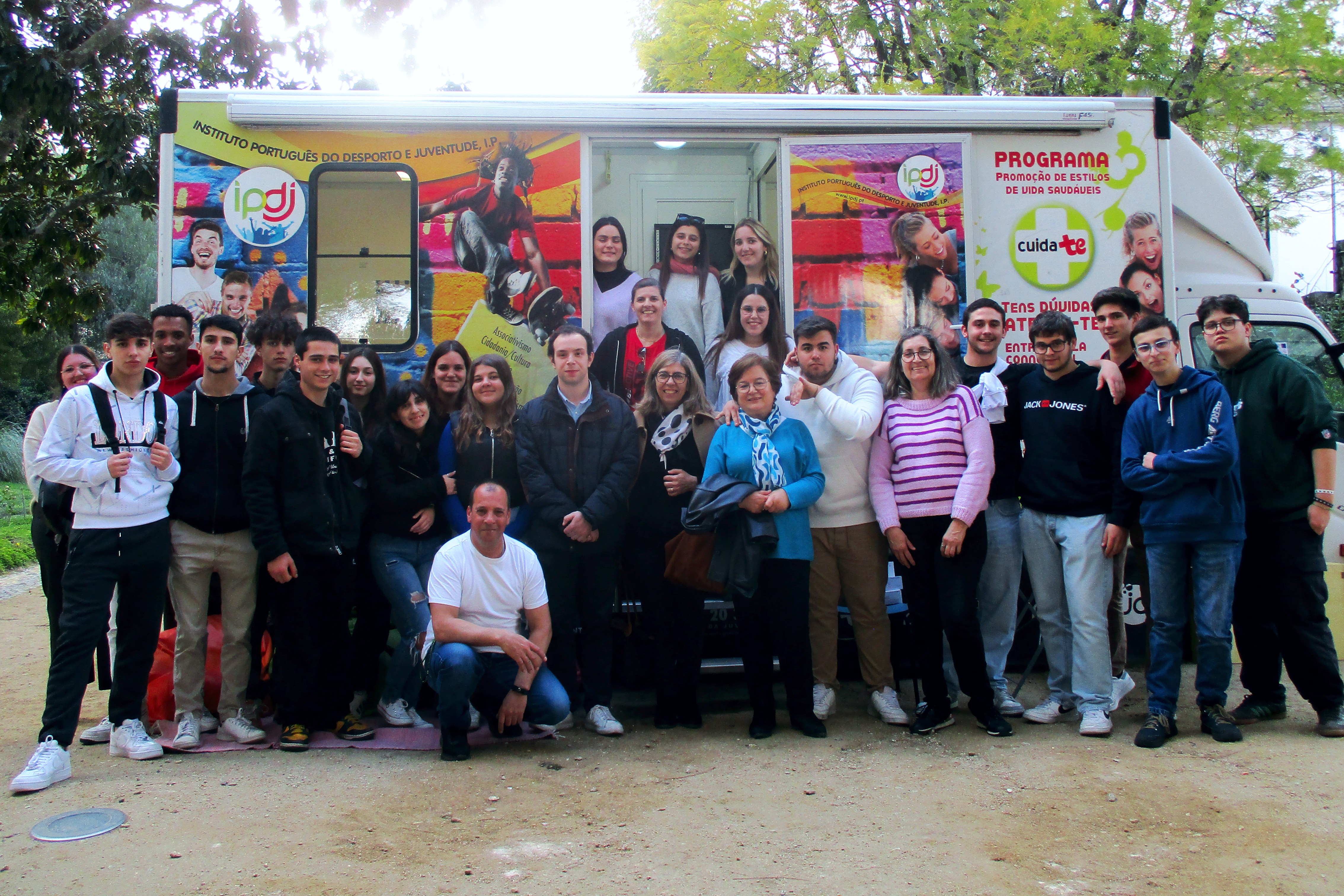 Grupo de alunos da EPRAL, que participaram nas atividades, junto à Unidade Móvel Cuida-te+, com as professoras Maria dos Santos e Matilde Costa, com as/os técnicas/os IPDJ, Anabela Santos, Andreia Peixe, Alexandra Pereira e Luis Viegas, e as estagiárias, Carolina Barradas, Andreia Santos e Ana Rita.