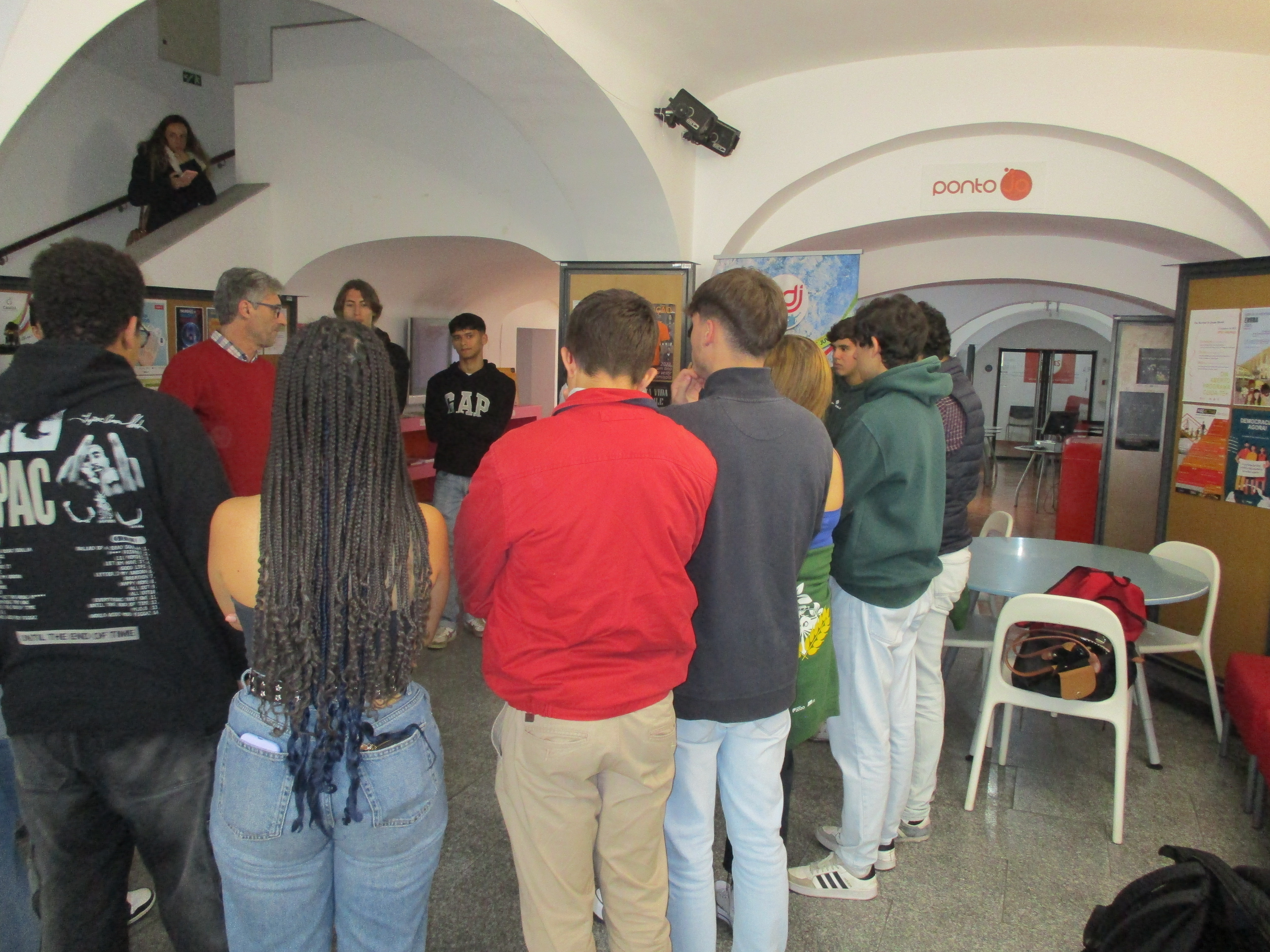 Grupo de alunos da Escola Secundária André de Gouveia, na Loja Ponto JA de Évora, a participarem no Workshop de associativismo, dinamizado pelo técnico do IPDJ de Beja, Pedro Torrão.