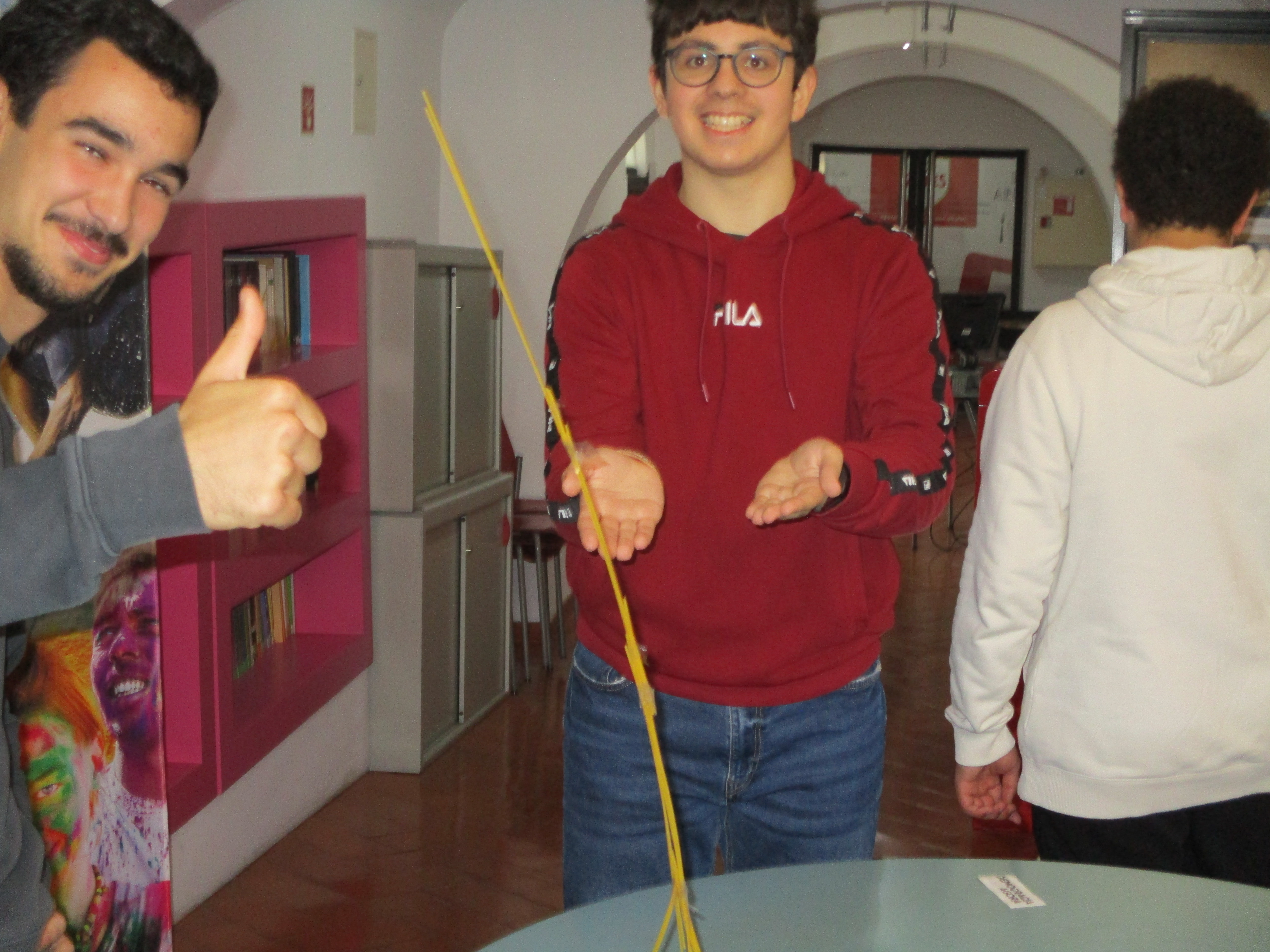Grupo de jovens da Escola Secundária André de Gouveia, a realizarem uma dinâmica do Workshop sobre associativismo, na Loja Ponto JA de Évora.