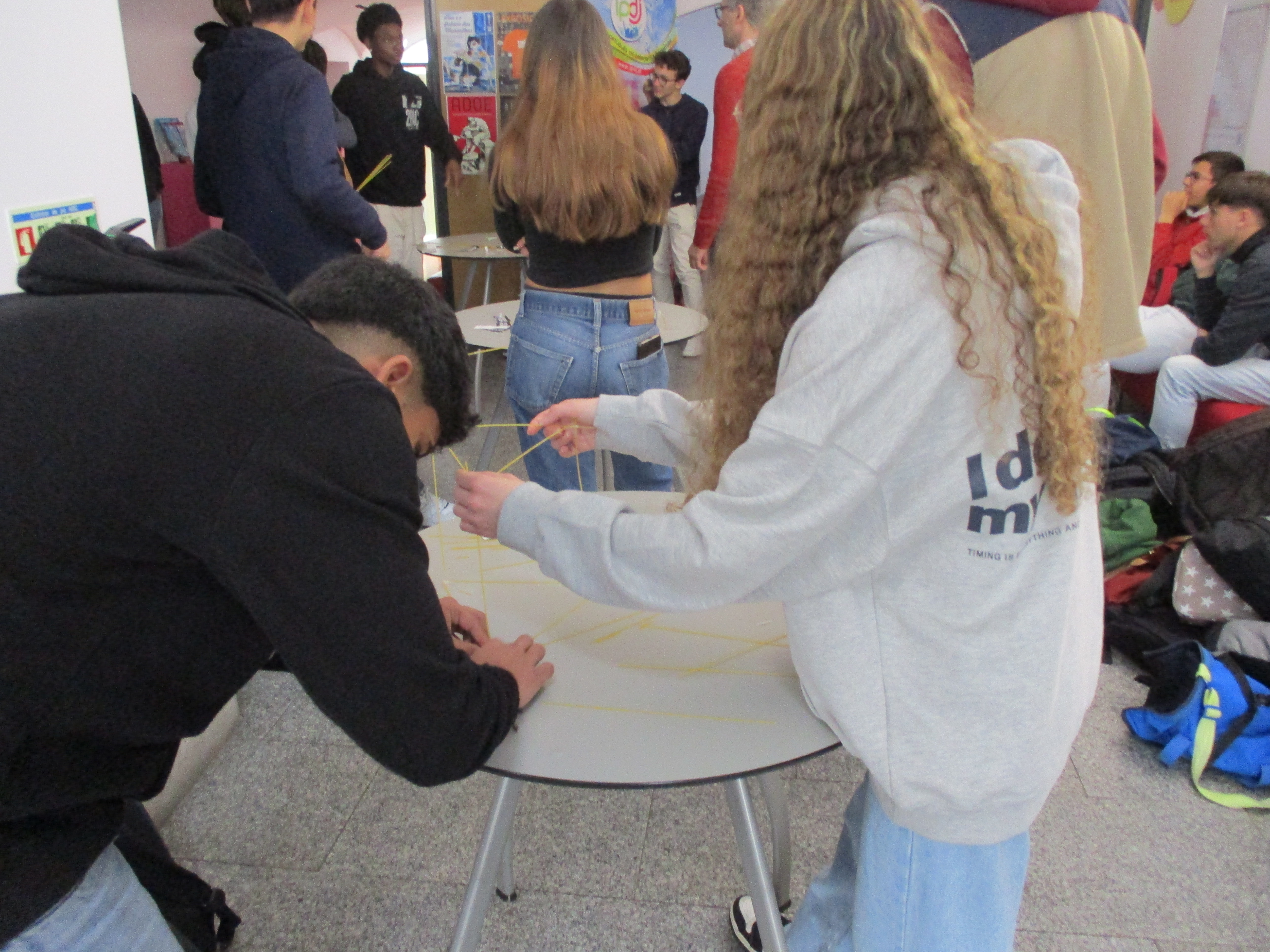 Grupo de jovens da Escola Secundária André de Gouveia a realizarem uma dinâmica do Workshop sobre associativismo, na Loja Ponto JA de Évora.