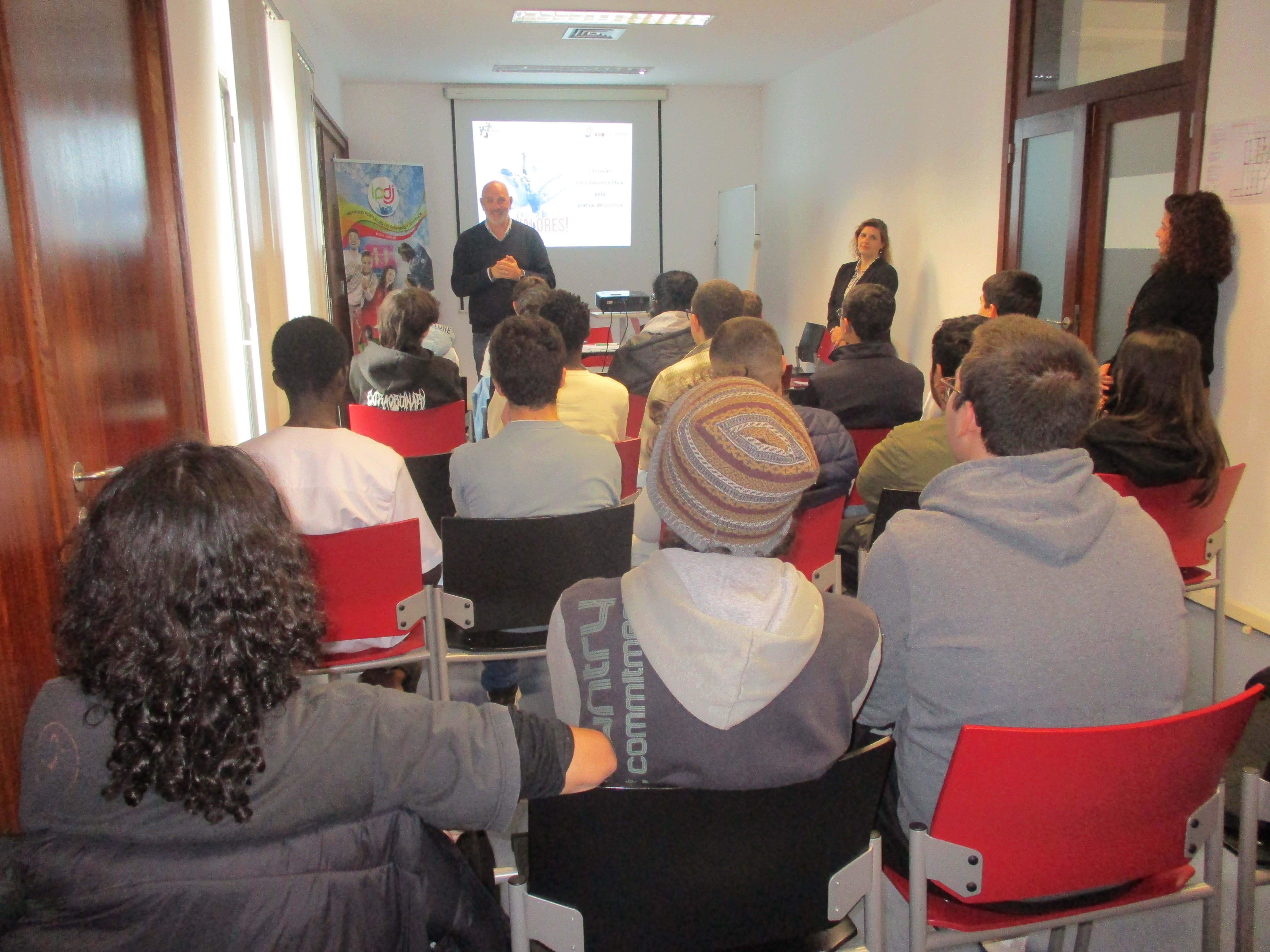 Sessão sobre educação para valores e ética pela prática desportiva, com os alunos da EPRAL, com o diretor regional do Alentejo do IPDJ, Miguel Rasquinho a dar as boas vindas, e a técnica  do IPDJ de Évora, Andreia Peixe, que dinamizou a ação.