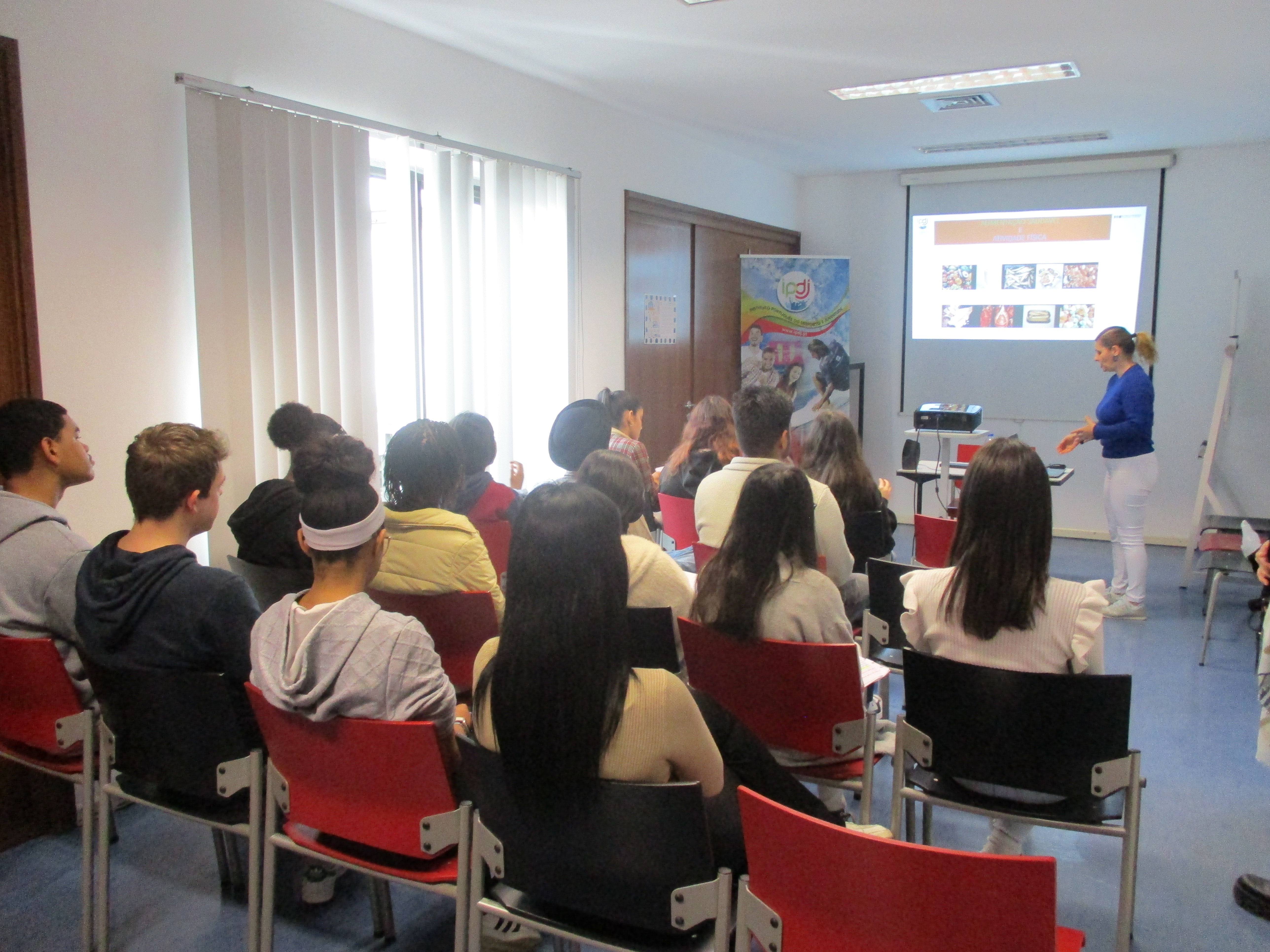 Alunos da EPRAL na sessão sobre alimentação e atividade física, dinamizada pela técnica do IPDJ de Évora, Andreia Peixe.
