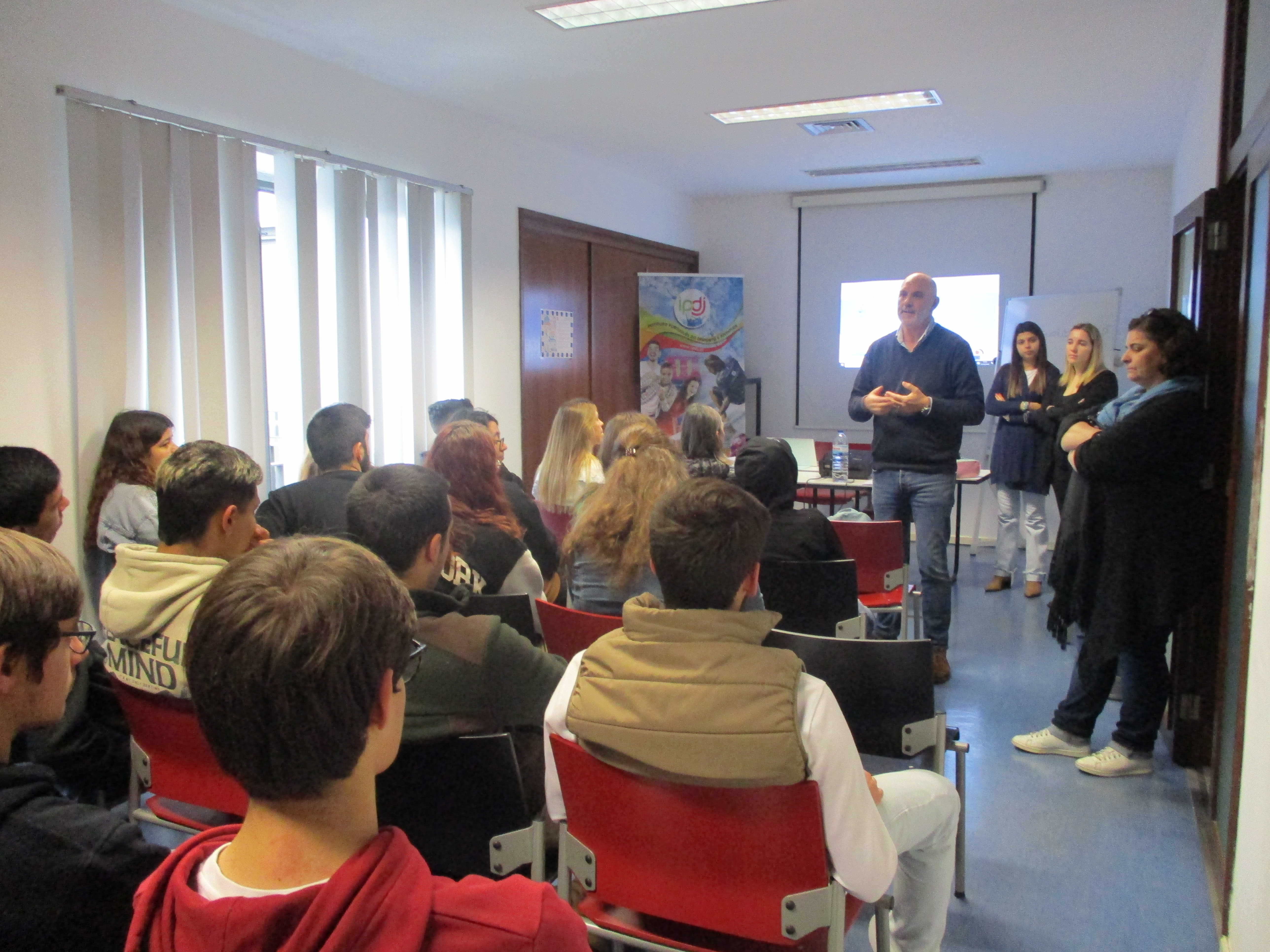 Sessão sobre o projeto «Namorar com Fair Play», com os alunos do Centro Profissional de Évora, com o diretor regional do Alentejo do IPDJ, Miguel Rasquinho a dar as boas vindas, com a técnica do IPDJ de Évora, Gabriela Segurado e as estagiárias Ana Rita e Carolina Barradas.