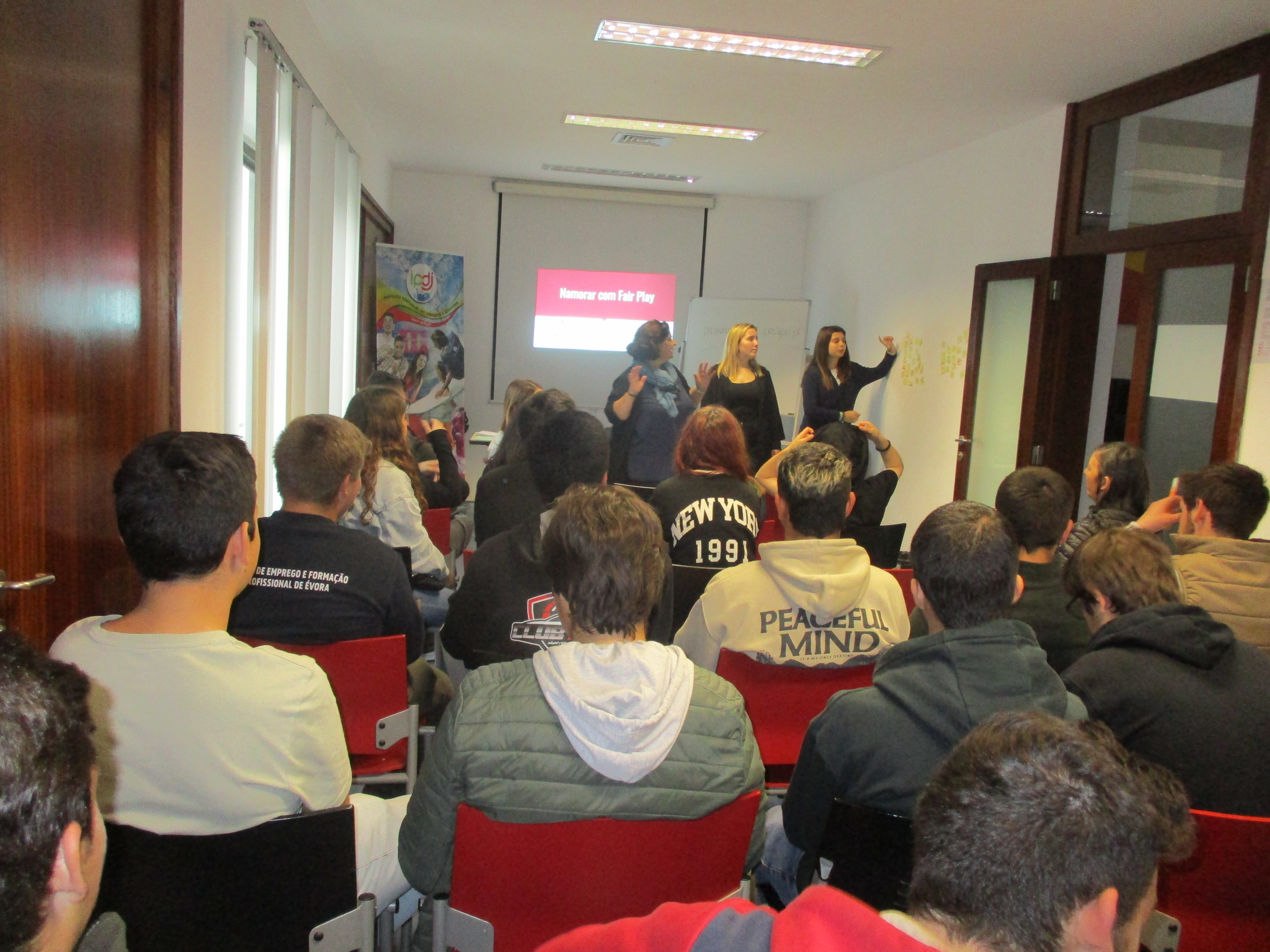 Sessão sobre o projeto «Namorar com Fair Play», com os alunos do Centro de Formação Profissional de Évora, dinamizada pela técnica do IPDJ de Évora, Gabriela Segurado e as estagiárias Ana Rita e Carolina Barradas.