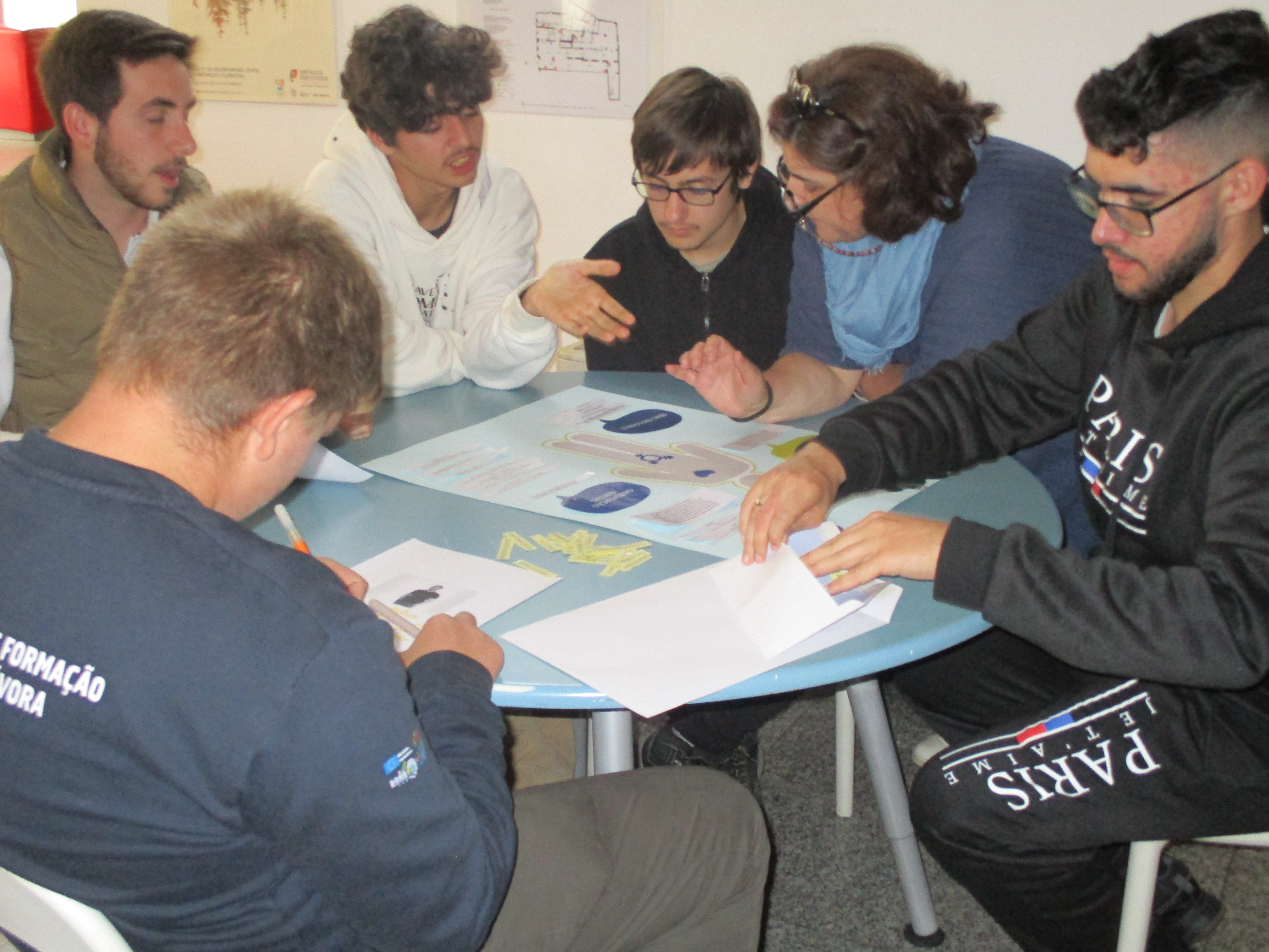 Alunos do Centro de Formação Profissional de Évora, a realizarem um trabalho de grupo no âmbito do projeto «Namorar com Fair Play», na Loja Ponto JA de Évora, sob orientação da técnica do IPDJ de Évora, Gabriela Segurado.