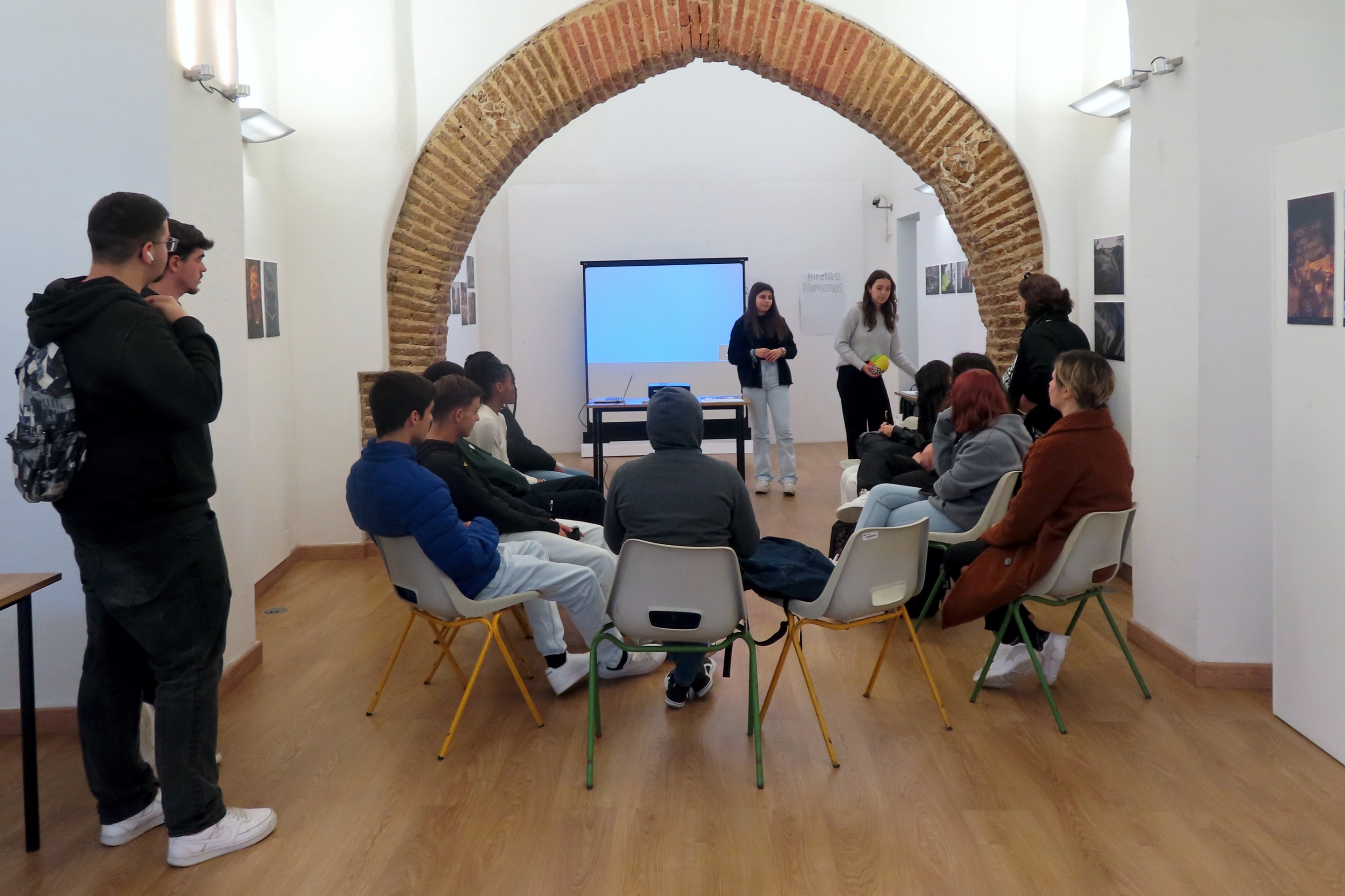 Grupo de jovens da EPRAL a participarem na oficina sobre igualdade de género, no INATEL de Évora, junto à exposisição «Igualdade de Género, Um Olhar Contemporâneo», dinamizada pela técnica do IPDJ de Évora, Gabriela Segurado e as estagiárias Ana Rita e Mariana.