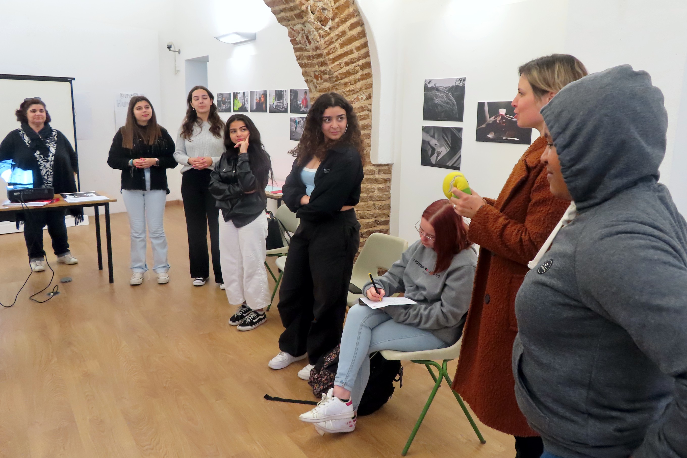 Grupo de jovens da EPRAL a participarem na oficina sobre igualdade de género, no INATEL de Évora, junto à exposisição «Igualdade de Género, Um Olhar Contemporâneo», dinamizada pela técnica do IPDJ de Évora, Gabriela Segurado e as estagiárias Ana Rita e Mariana.