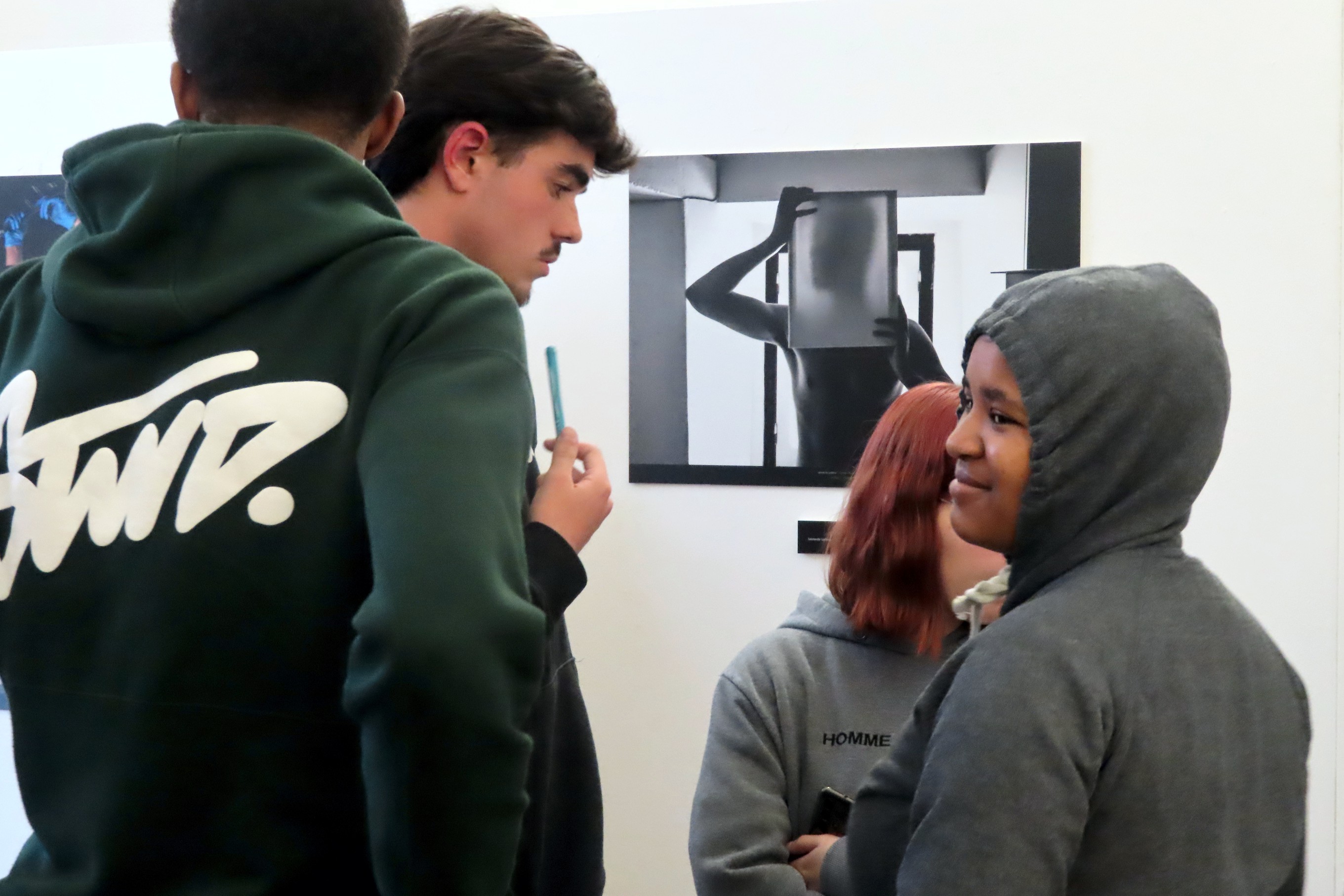 Jovens junto a visitarem a exposição «Igualdade de Género, Um Olhar Contemporâneo».