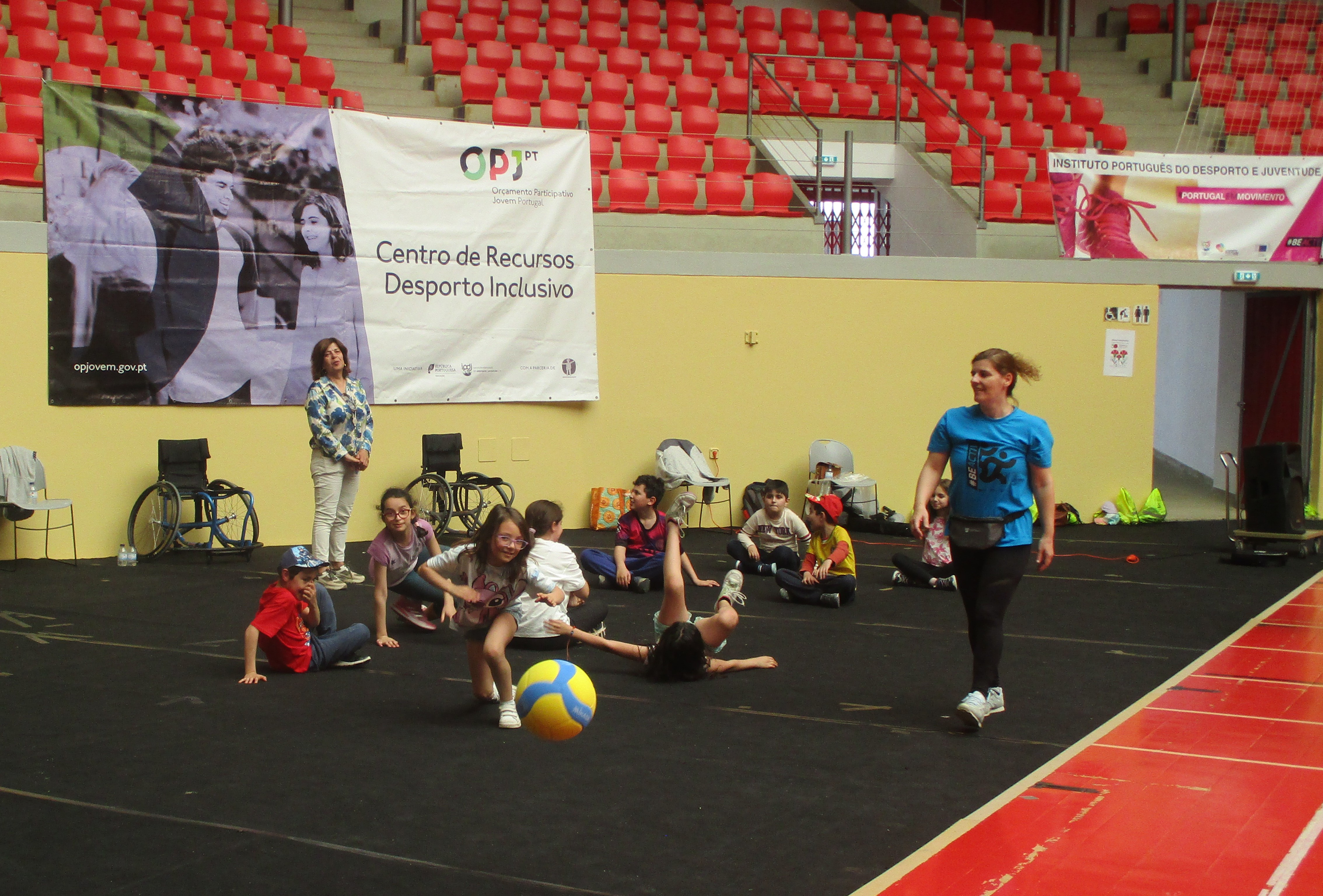 Técnica do IPDJ de Évora, Andreia Peixe e técnica do IPDJ de Portalegre, a dinamizarem uma ativiade física com um grupo de crianças.
