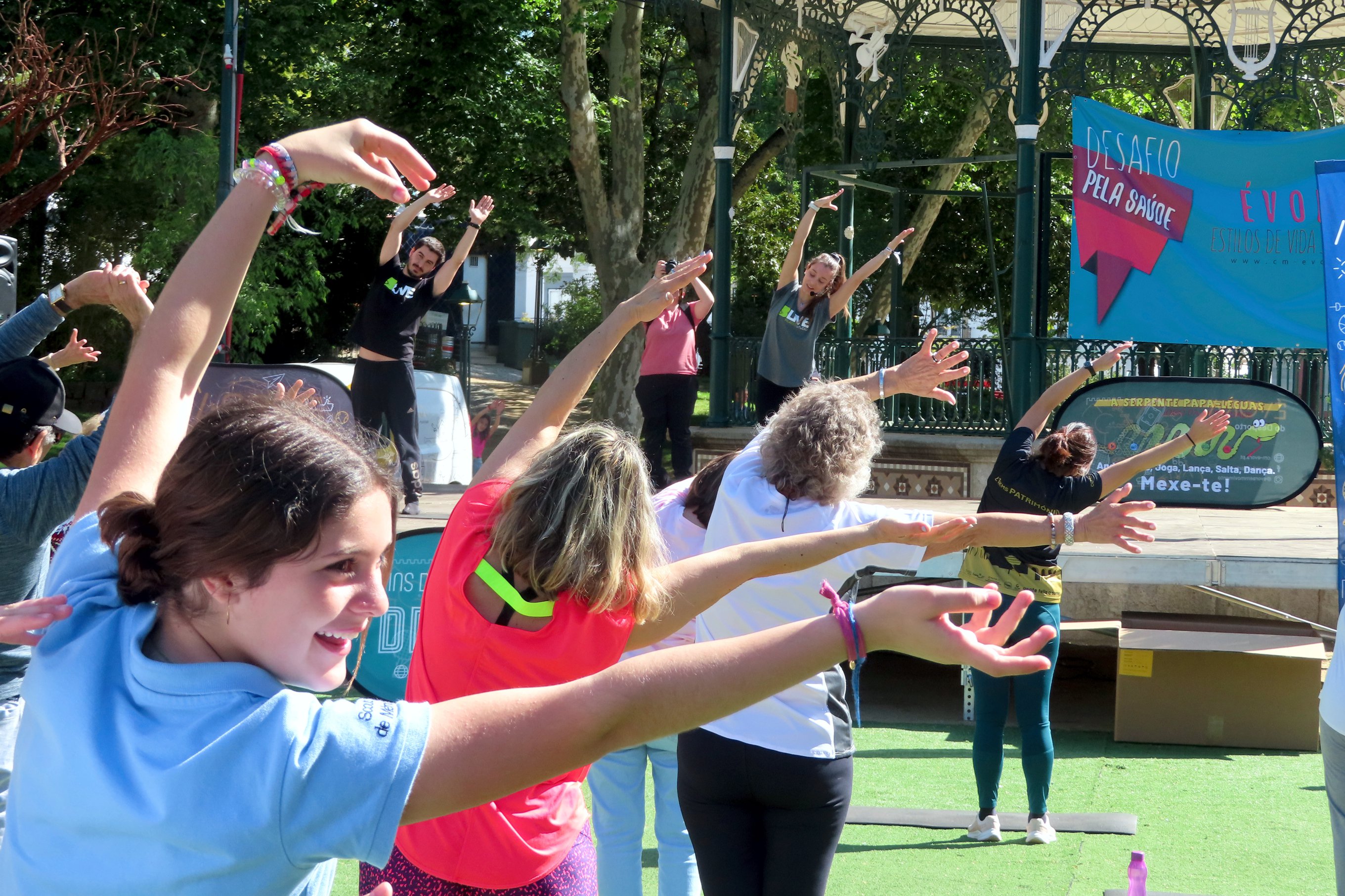 Jovens no Jardim Público de Évora a participarem numa atividade física, dinamizada por um ginásio de Évora.