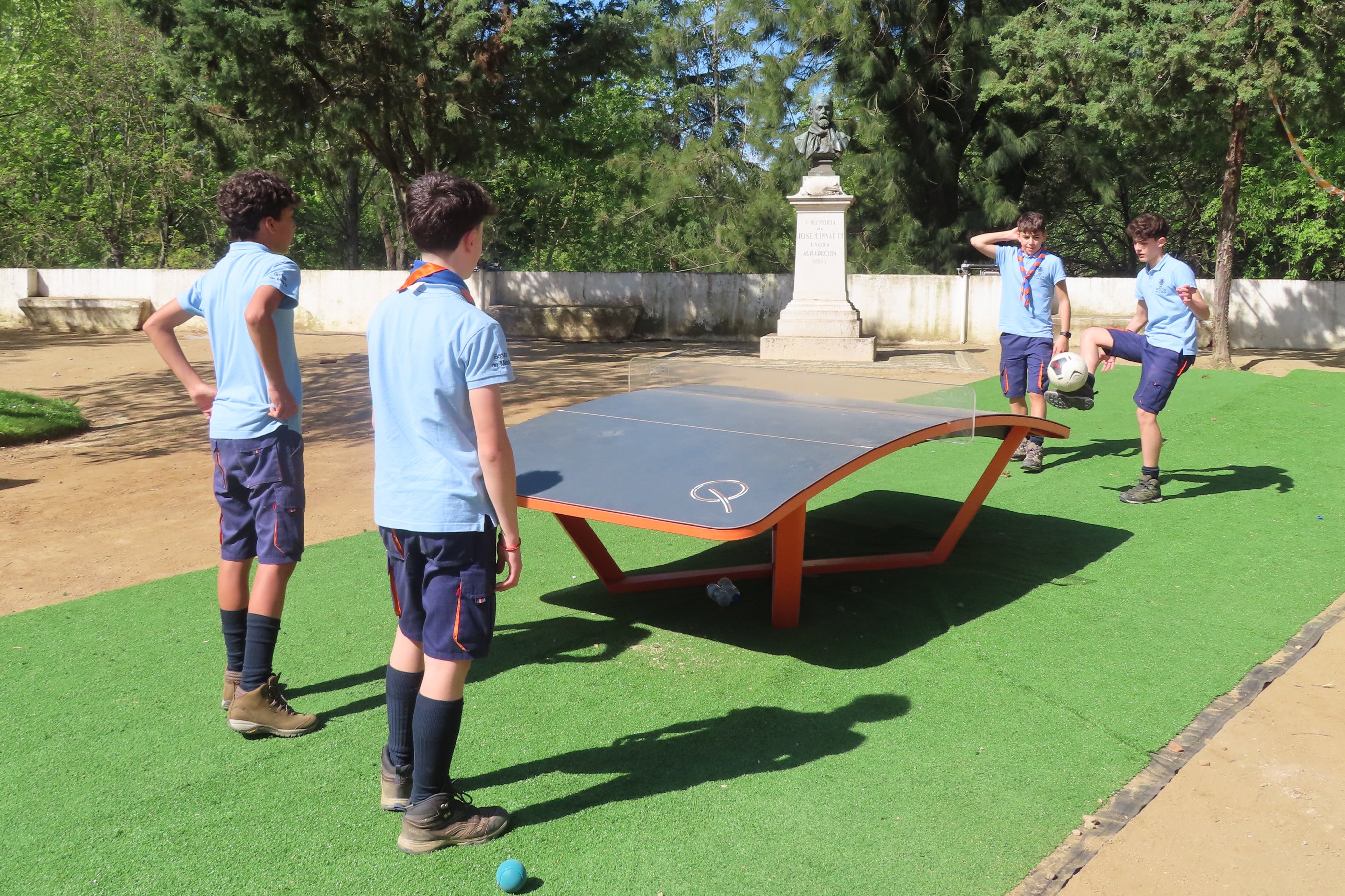 Quatro jovens a jogarem Teqbal, no Jardim Público de Évora.