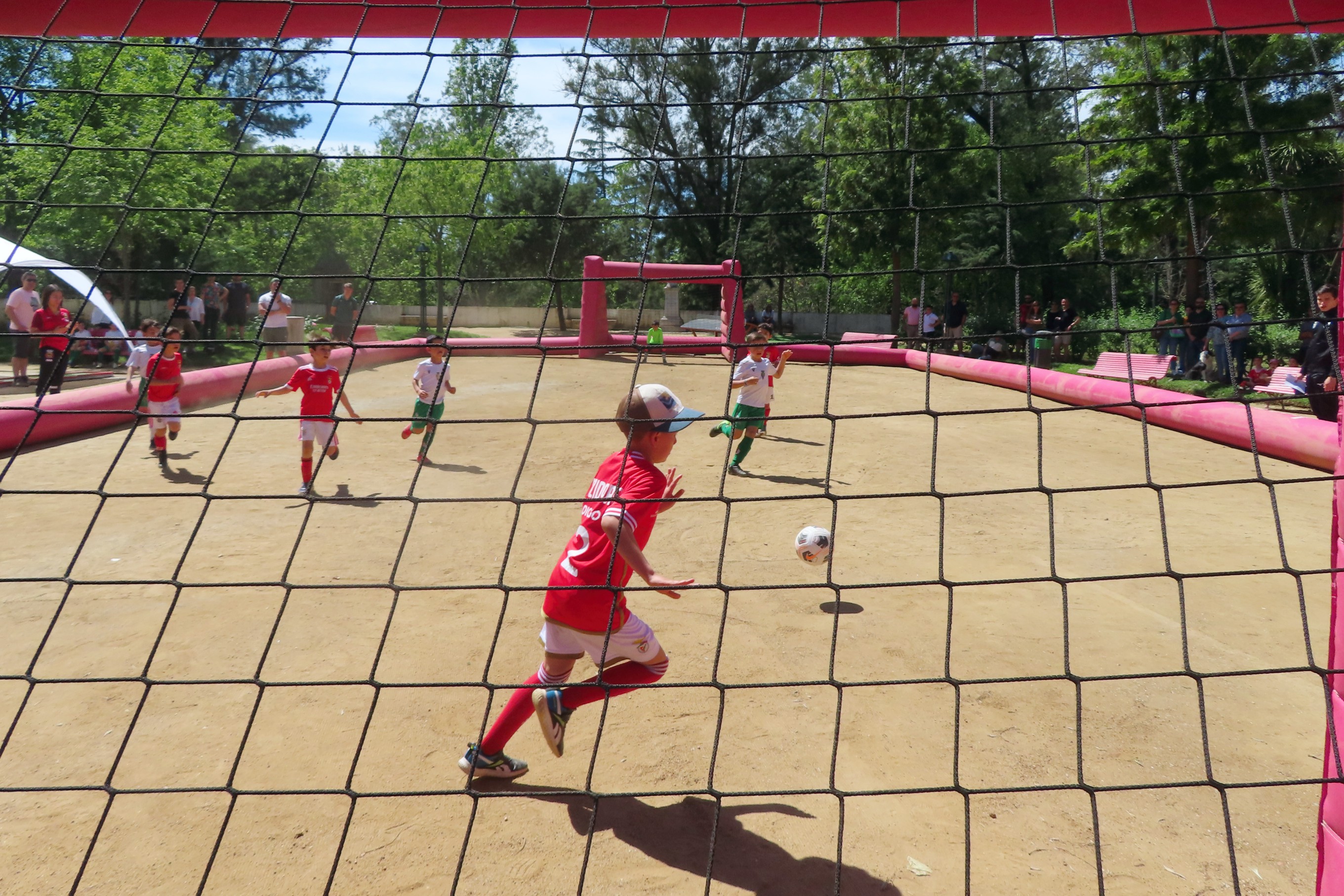 Crianças no Jardim Público de Évora a jogarem futebol num campo insuflável.