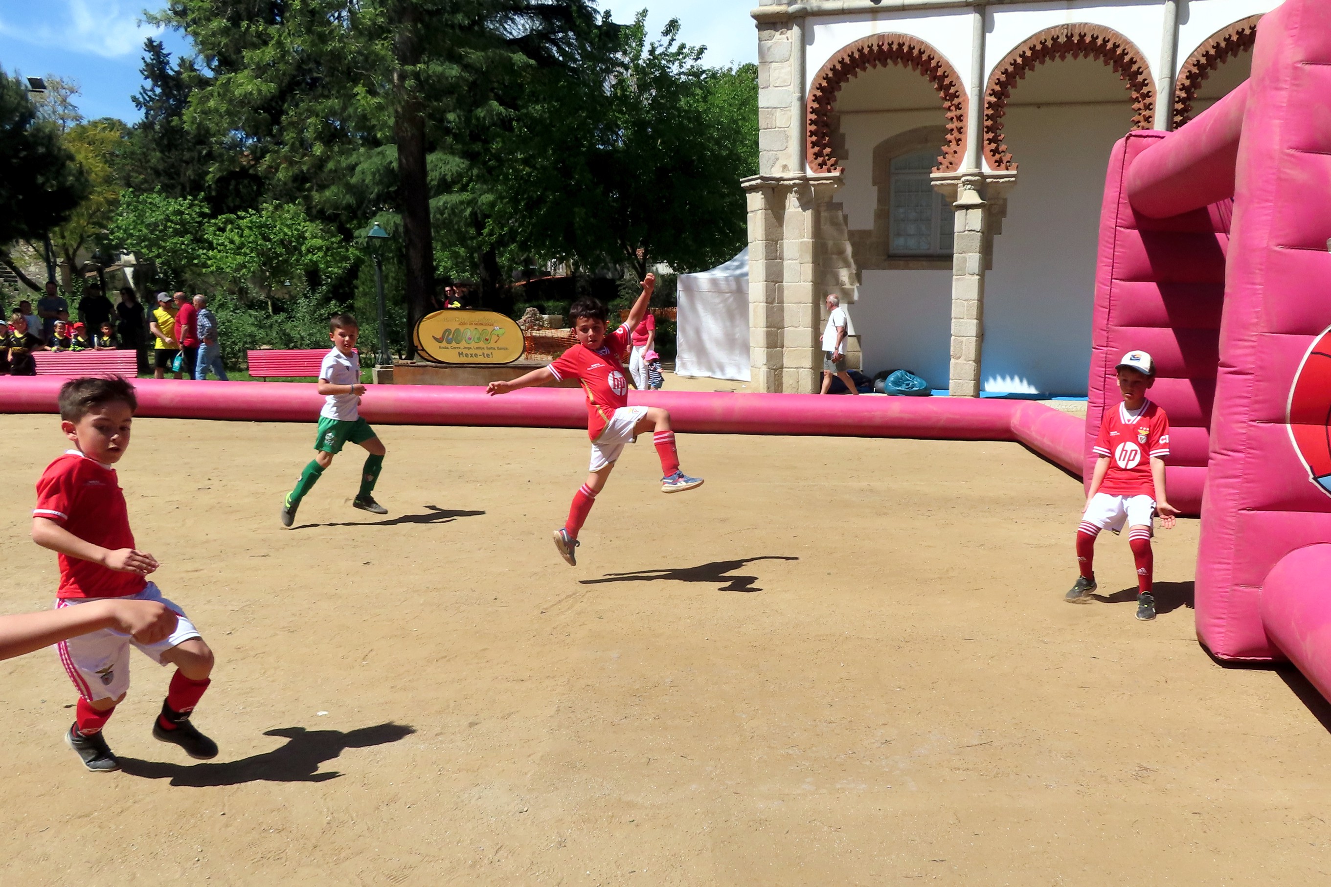 Crianças no Jardim Público de Évora a jogarem futebol num campo insuflável.