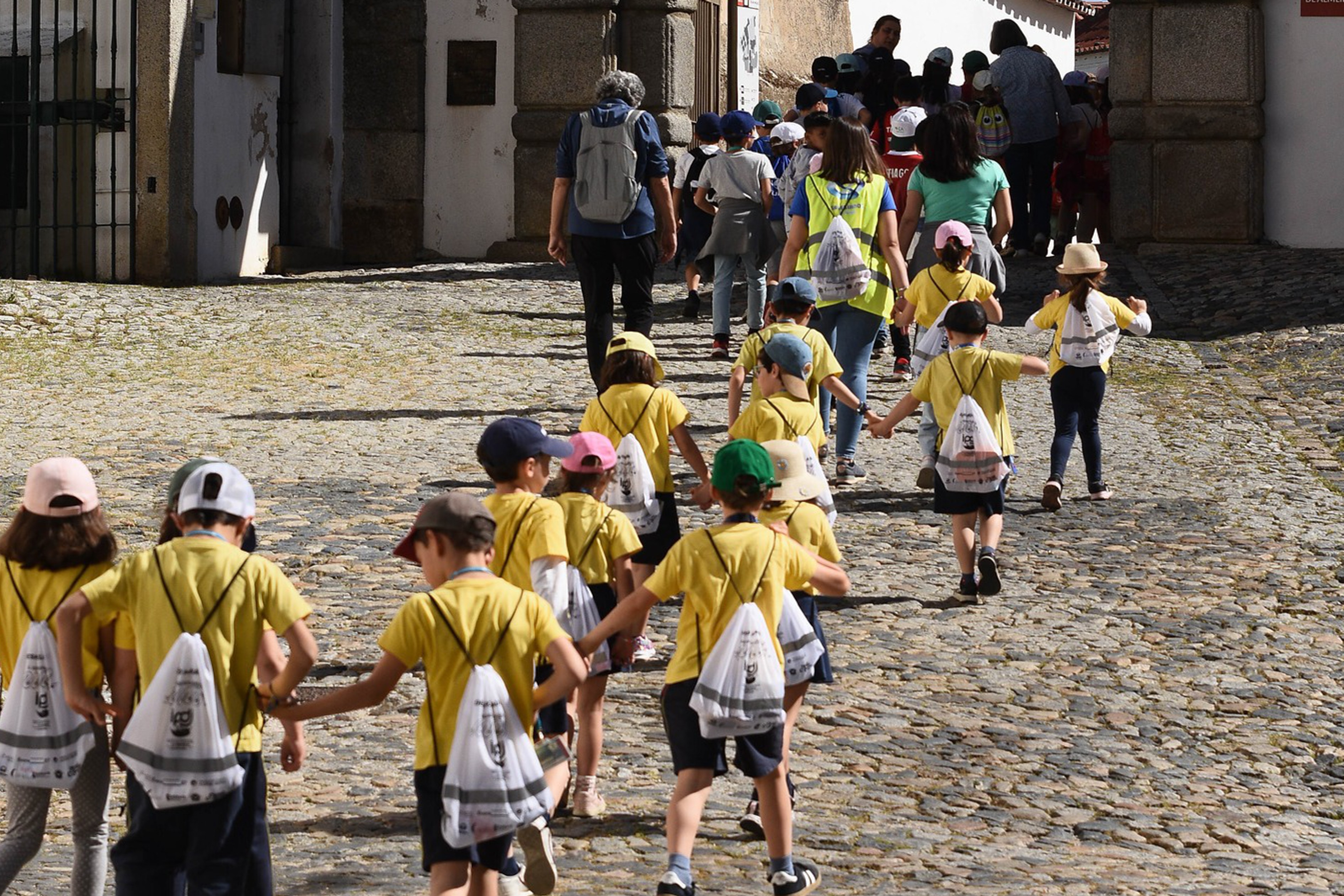 Alunos/as e professores/as na caminhada das escolas numa rua de Évora.