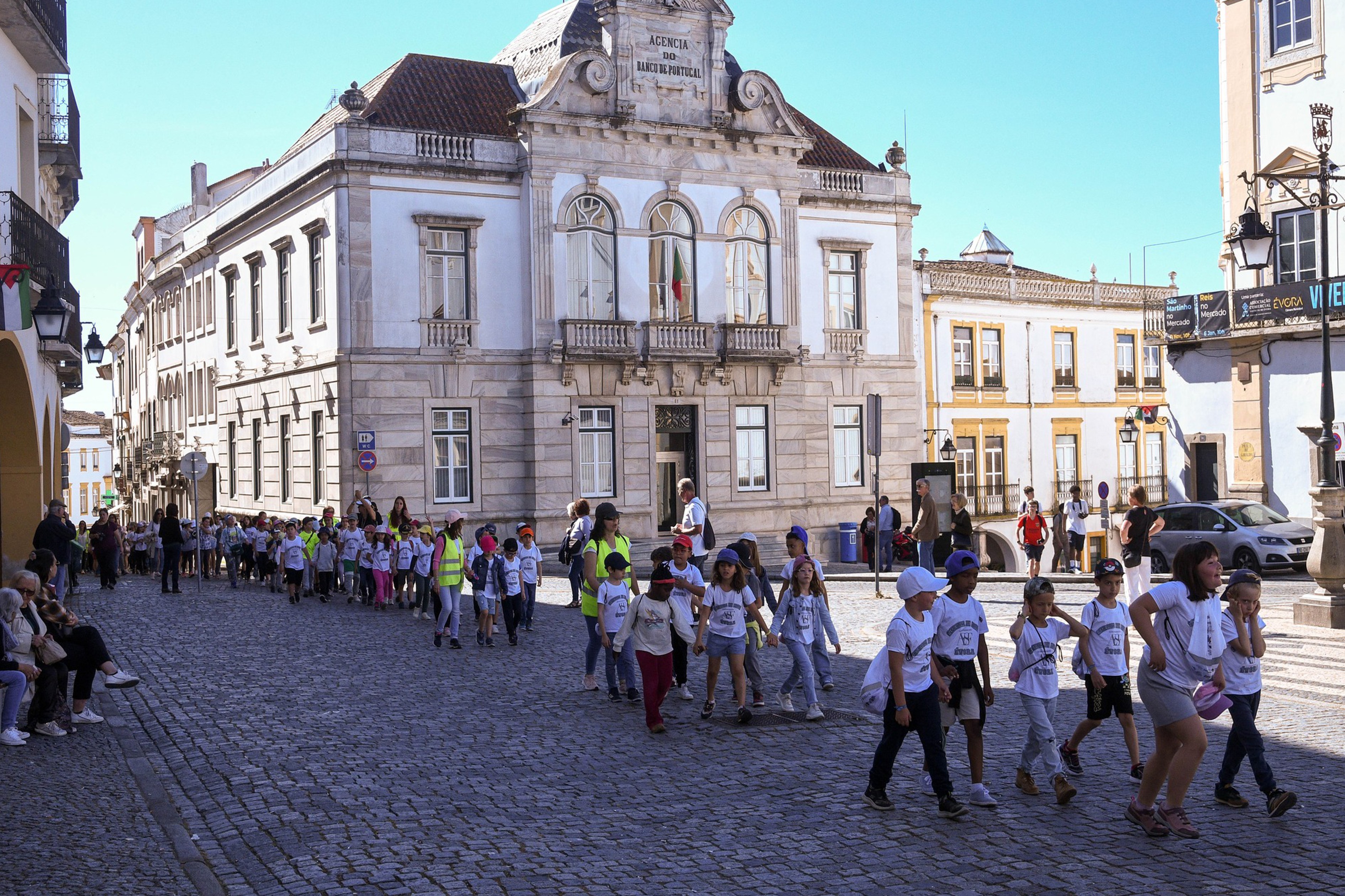 Outro grupo de alunos/as na caminhada das escolas a atravessarem a Praça do Giraldo (praça principal de Évora).