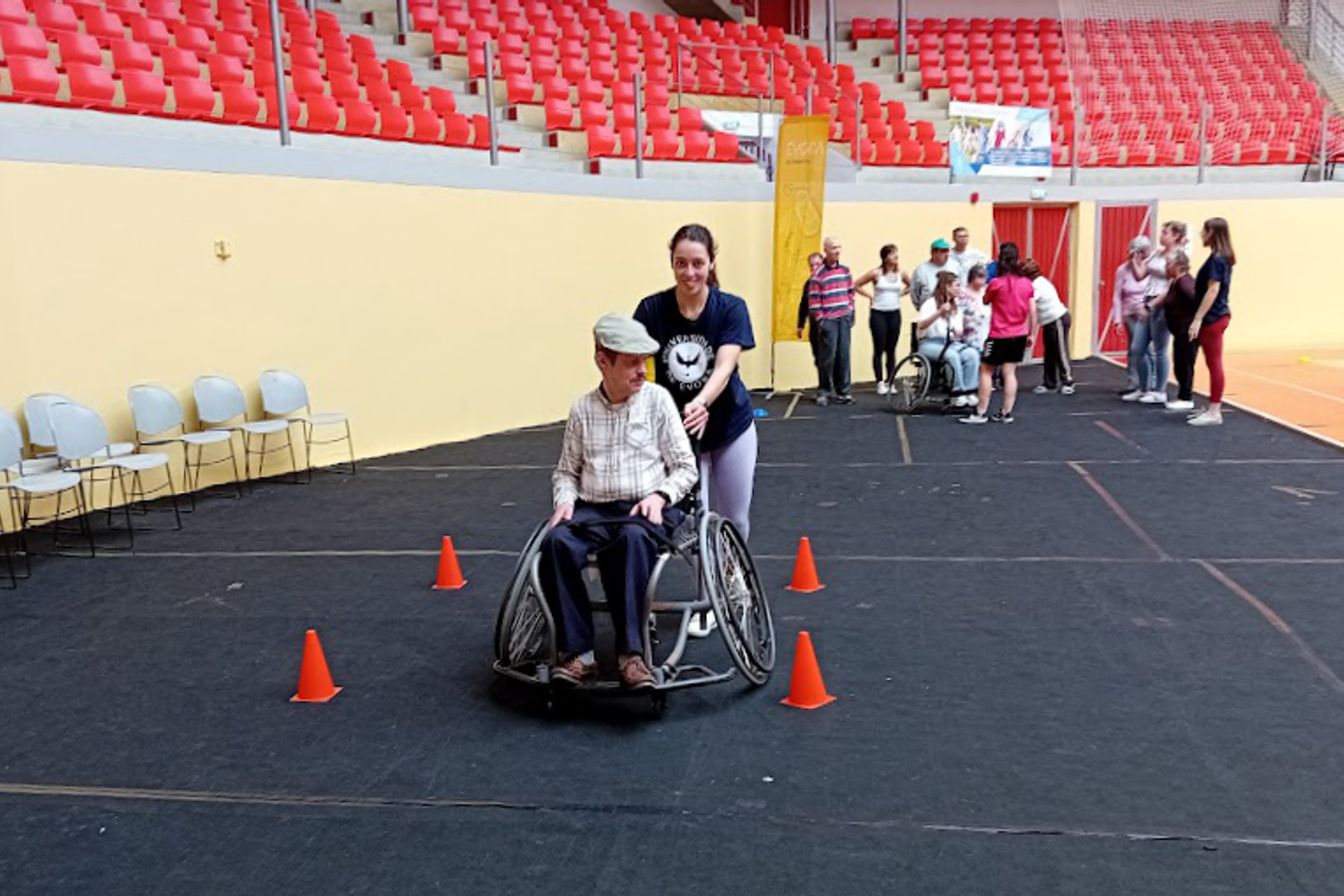 Grupo de pessoas na Arena D´Évora, a participarem em atividades de desporto adaptado.