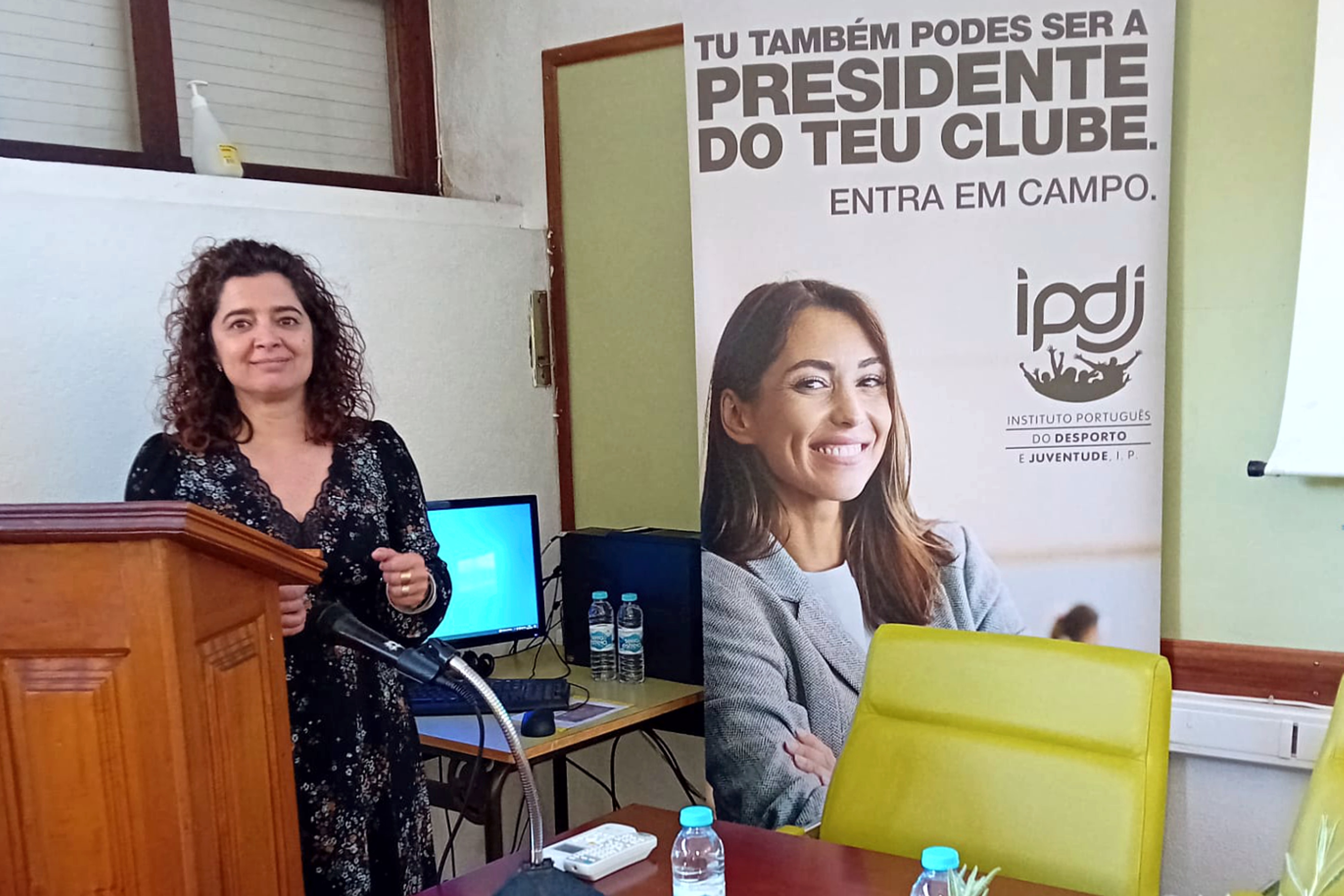 Técnica do IPDJ/Évora, Rita Felício, na sessão da campanha «tu também podes ser a presidente do teu clube», tendo como imagem de fundo o Rol-Up desta campanha.